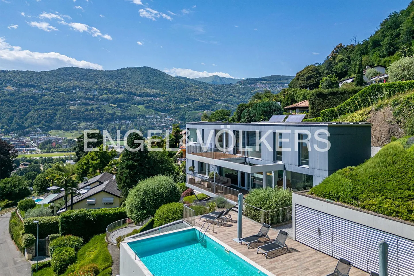 Villa moderne avec vue sur le lac et piscine - Photo 1 sur 13