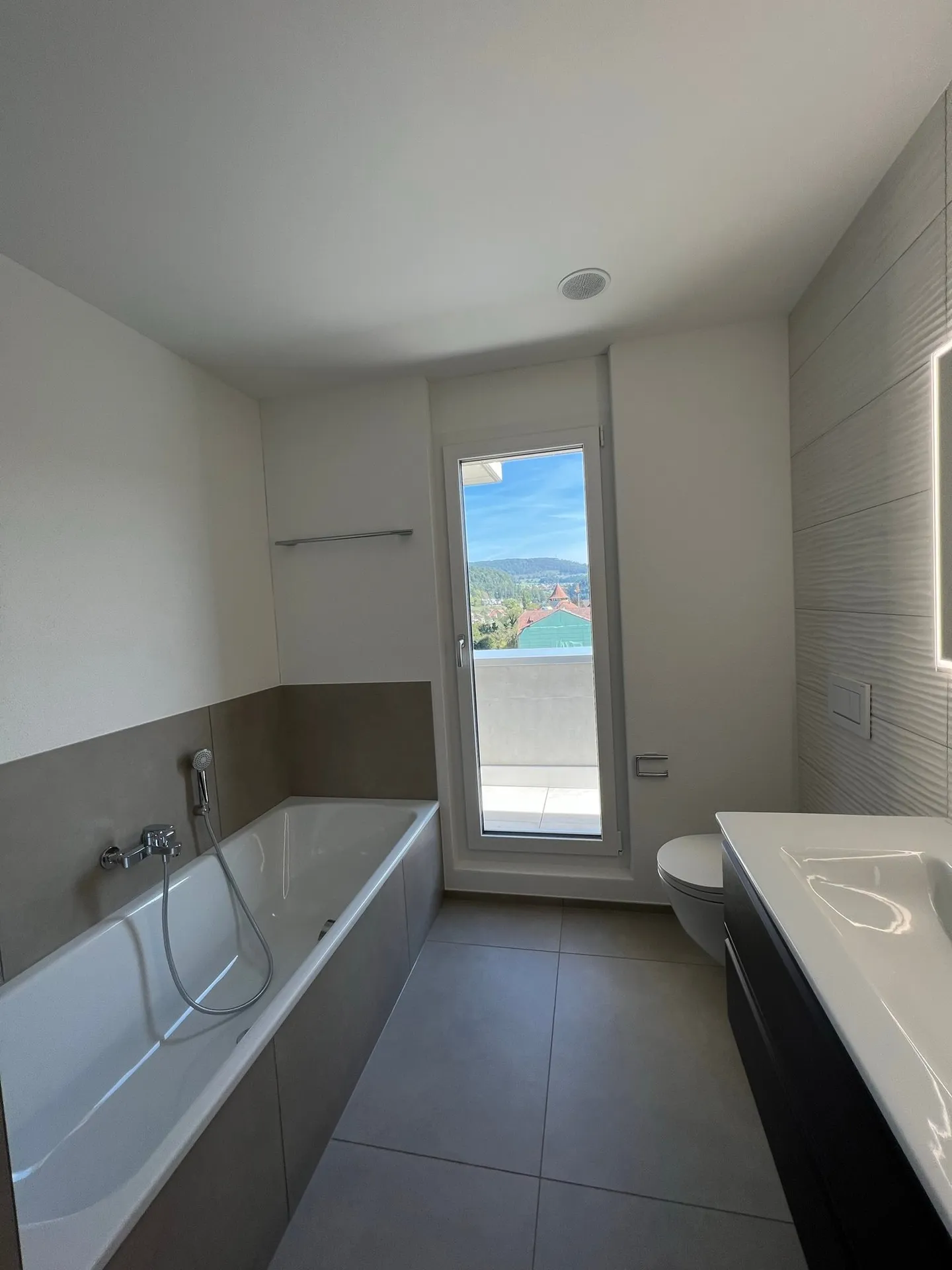 Modern 3-room penthouse with panoramic views in Zwingen - Photo 9 of 20
