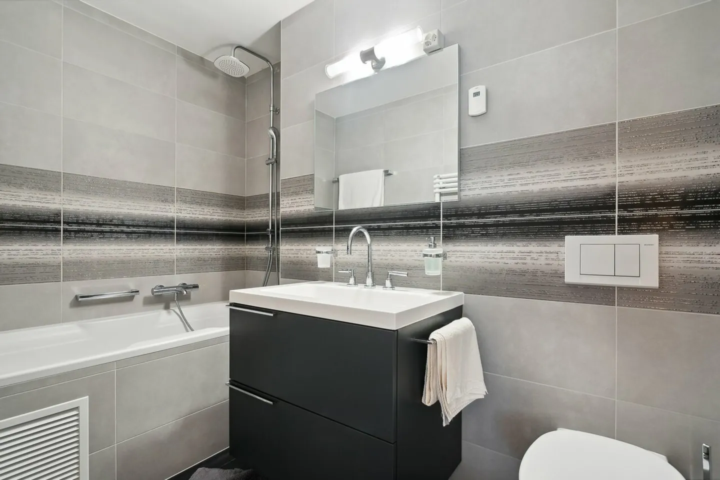 HOCHWERTIGE DIENSTLEISTUNGEN im Stadtzentrum, Blick auf den See und die Berge - Foto 9 von 23