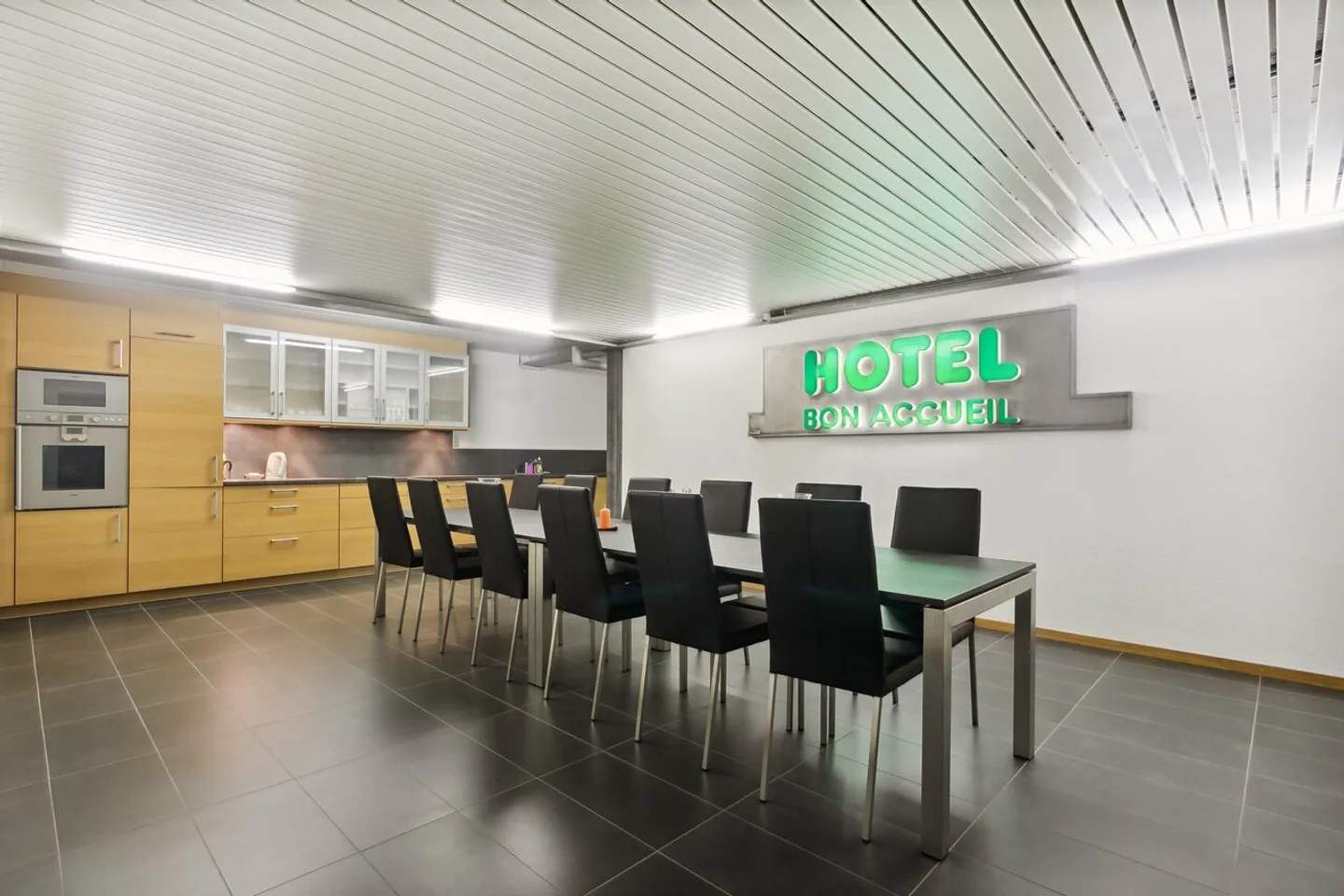 HOCHWERTIGE DIENSTLEISTUNGEN im Stadtzentrum, Blick auf den See und die Berge - Foto 19 von 23