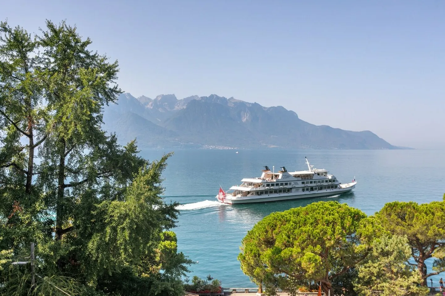 HOCHWERTIGE DIENSTLEISTUNGEN im Stadtzentrum, Blick auf den See und die Berge - Foto 20 von 23
