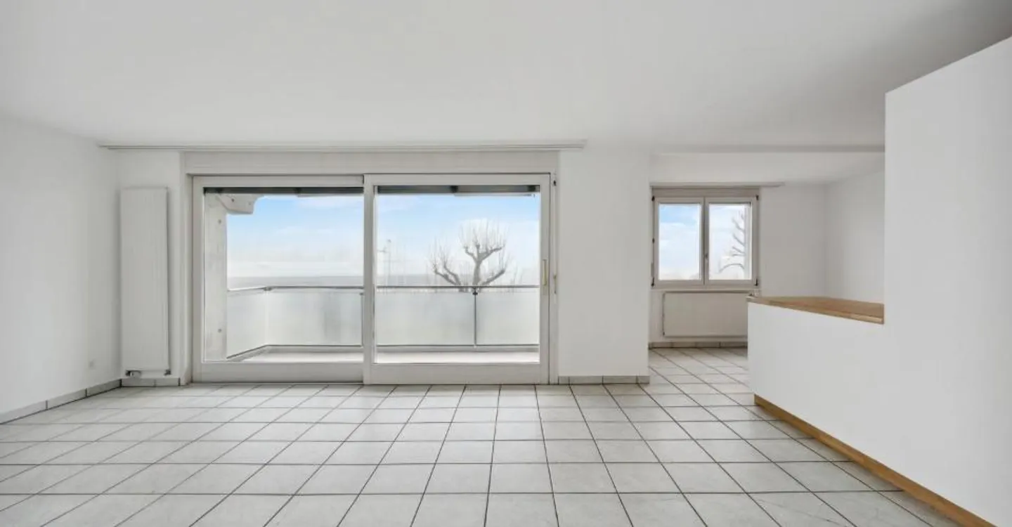 Spacious Apartment with Offers - Photo 3 of 12