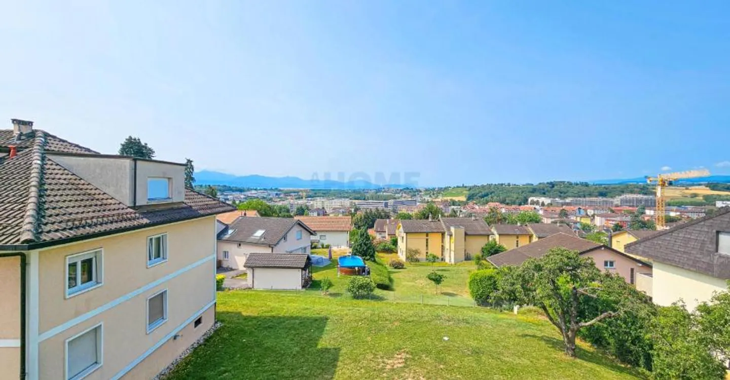 Beautiful view in a charming renovated 4.5-room apartment on the 1st floor - Photo 1 of 8