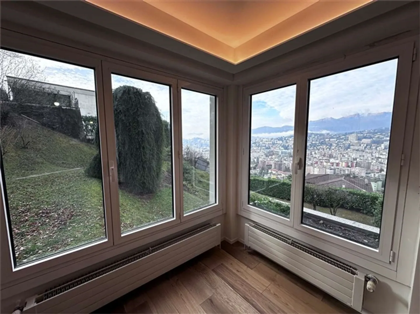 Appartamento luminoso ed elegante di 3,5 stanze, ristrutturato, con veranda e garage - Foto 2 di 6