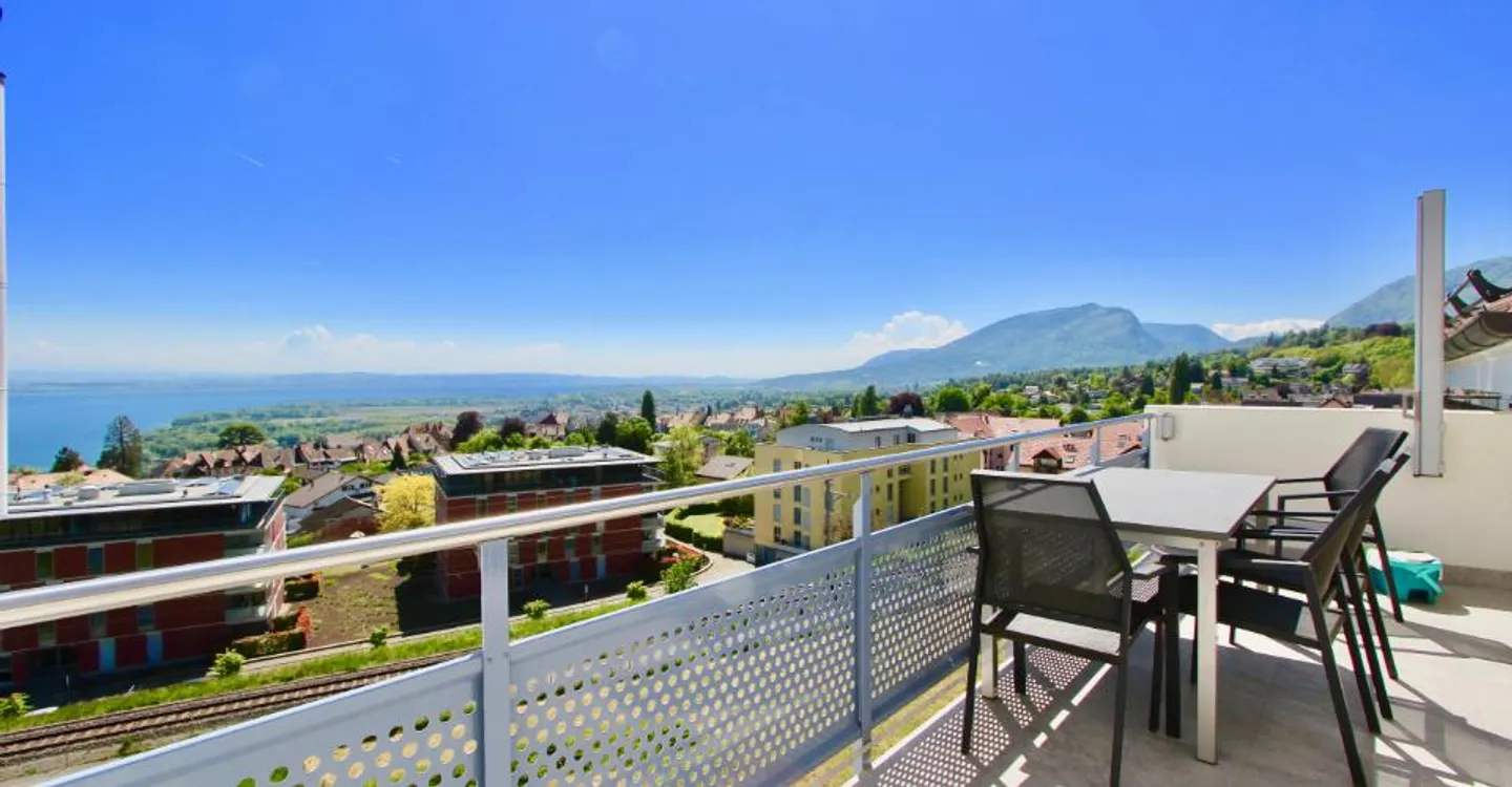 Penthouse apartment, enhanced by a skylight and a view of the lake - Photo 2 of 20