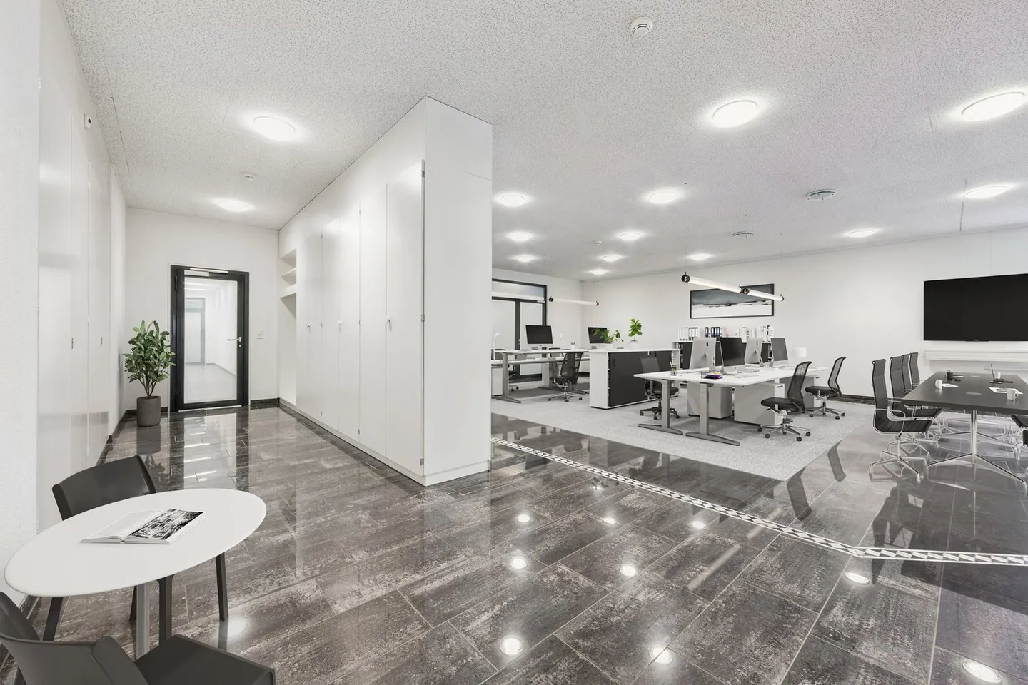 Move in instead of expanding: Office space between Zurich & Basel - Photo 1 of 13