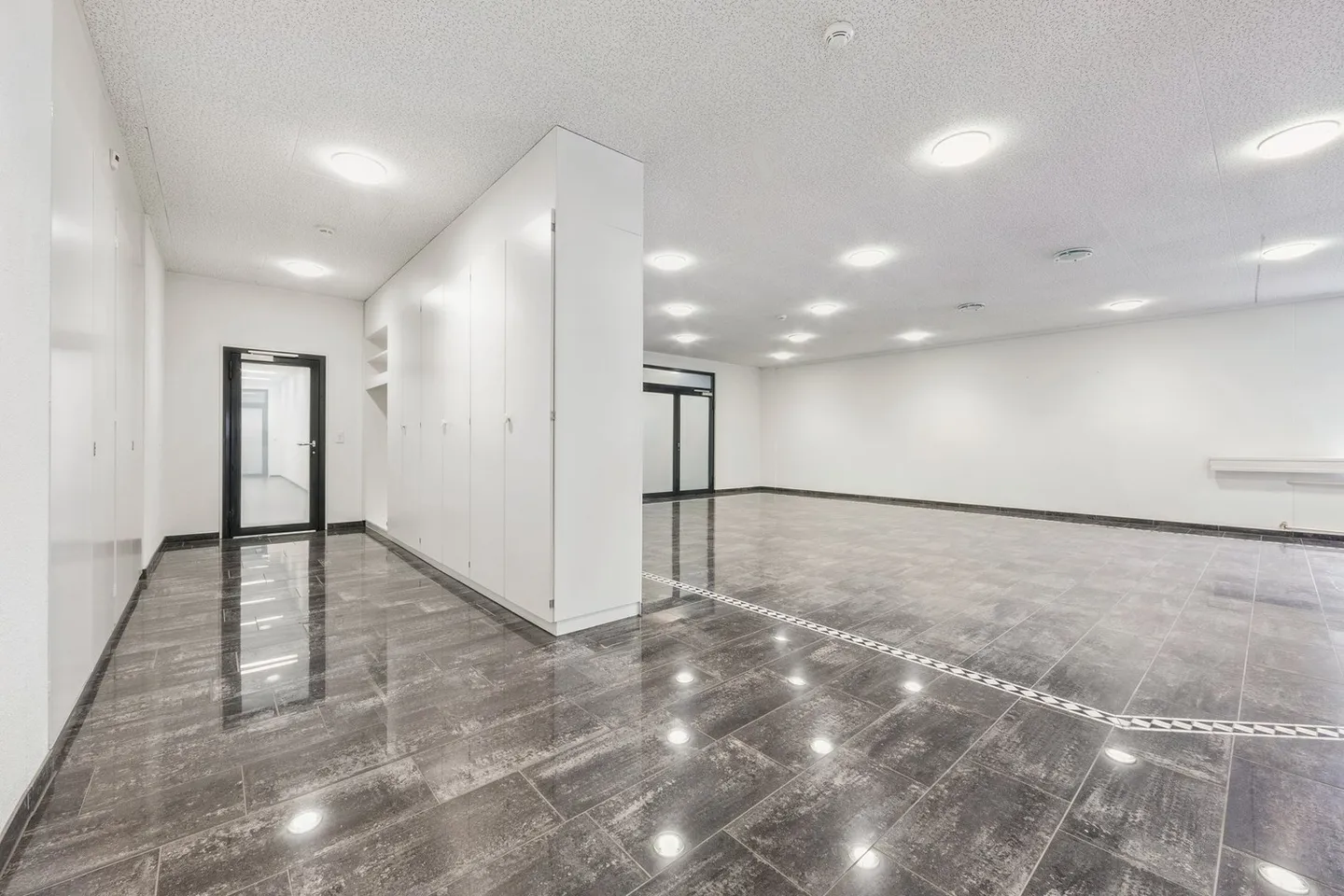 Move in instead of expanding: Office space between Zurich & Basel - Photo 7 of 13