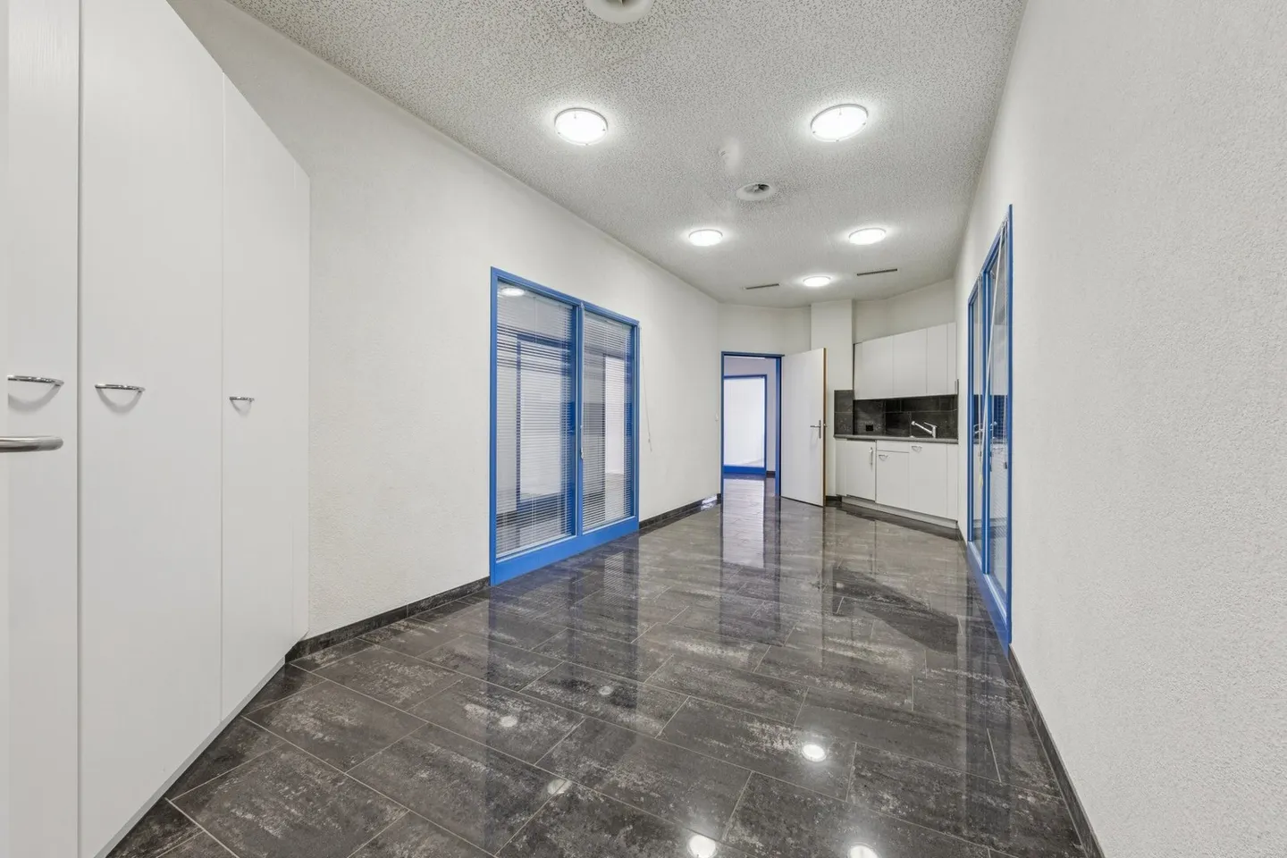 Move in instead of expanding: Office space between Zurich & Basel - Photo 9 of 13