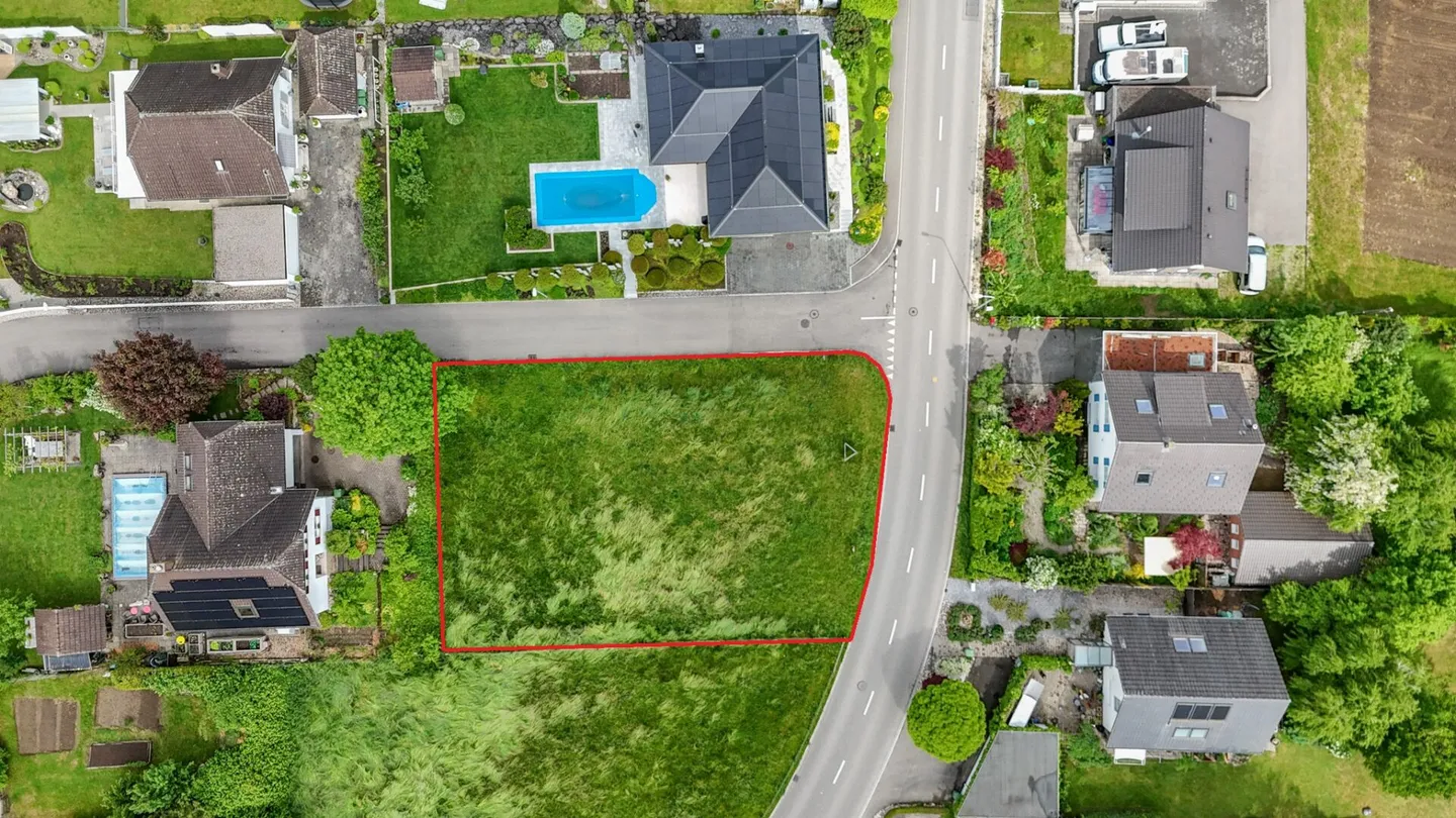 Terreno di 893 m² con impegno architettonico per casa trifamiliare - Foto 1 di 6