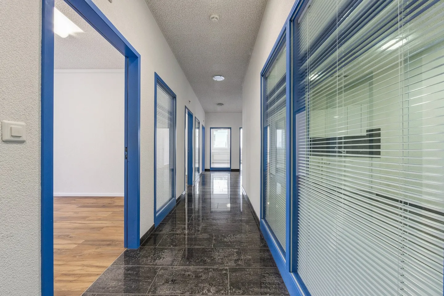 Move in instead of expanding: Office space between Zurich & Basel - Photo 10 of 13
