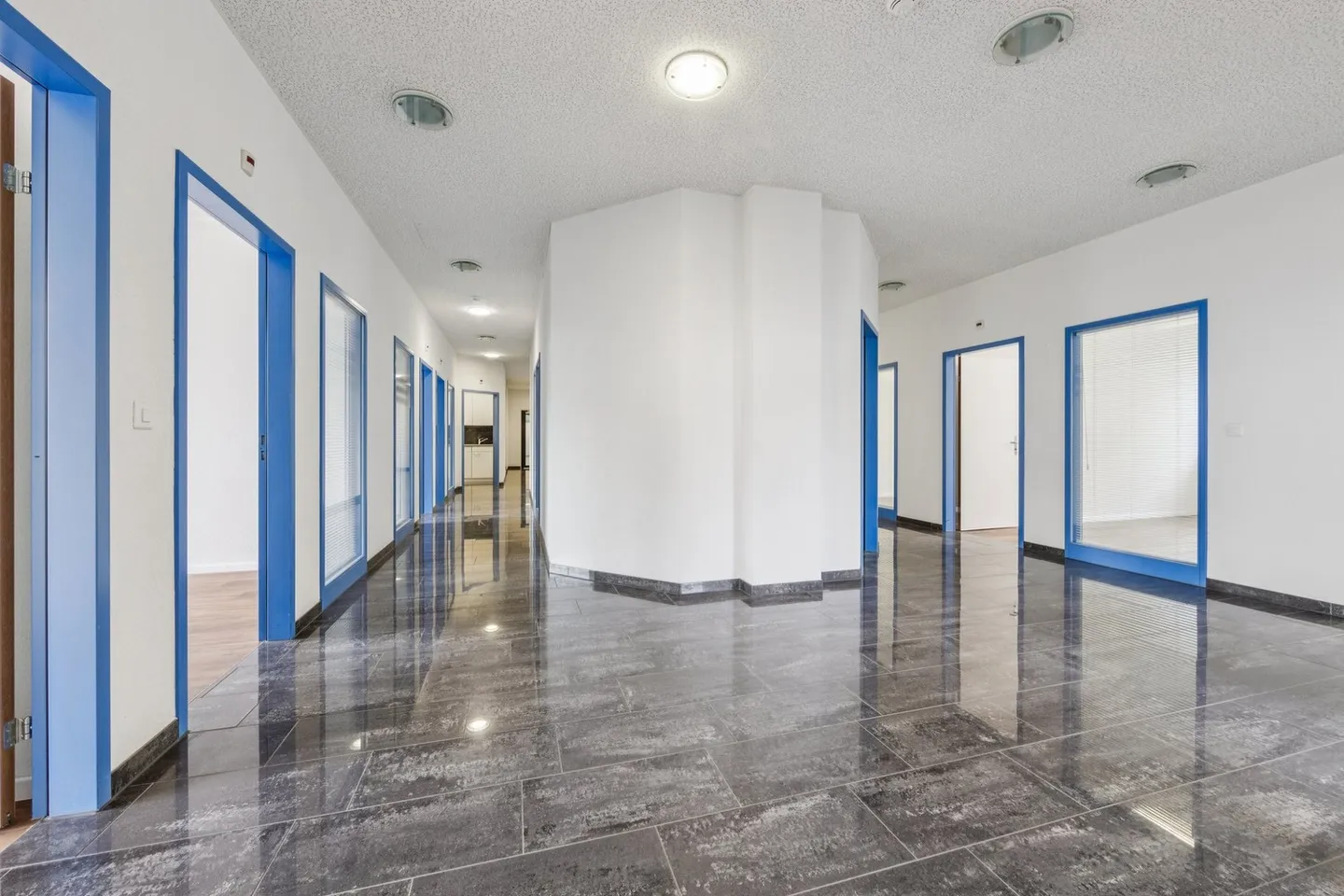Move in instead of expanding: Office space between Zurich & Basel - Photo 12 of 13