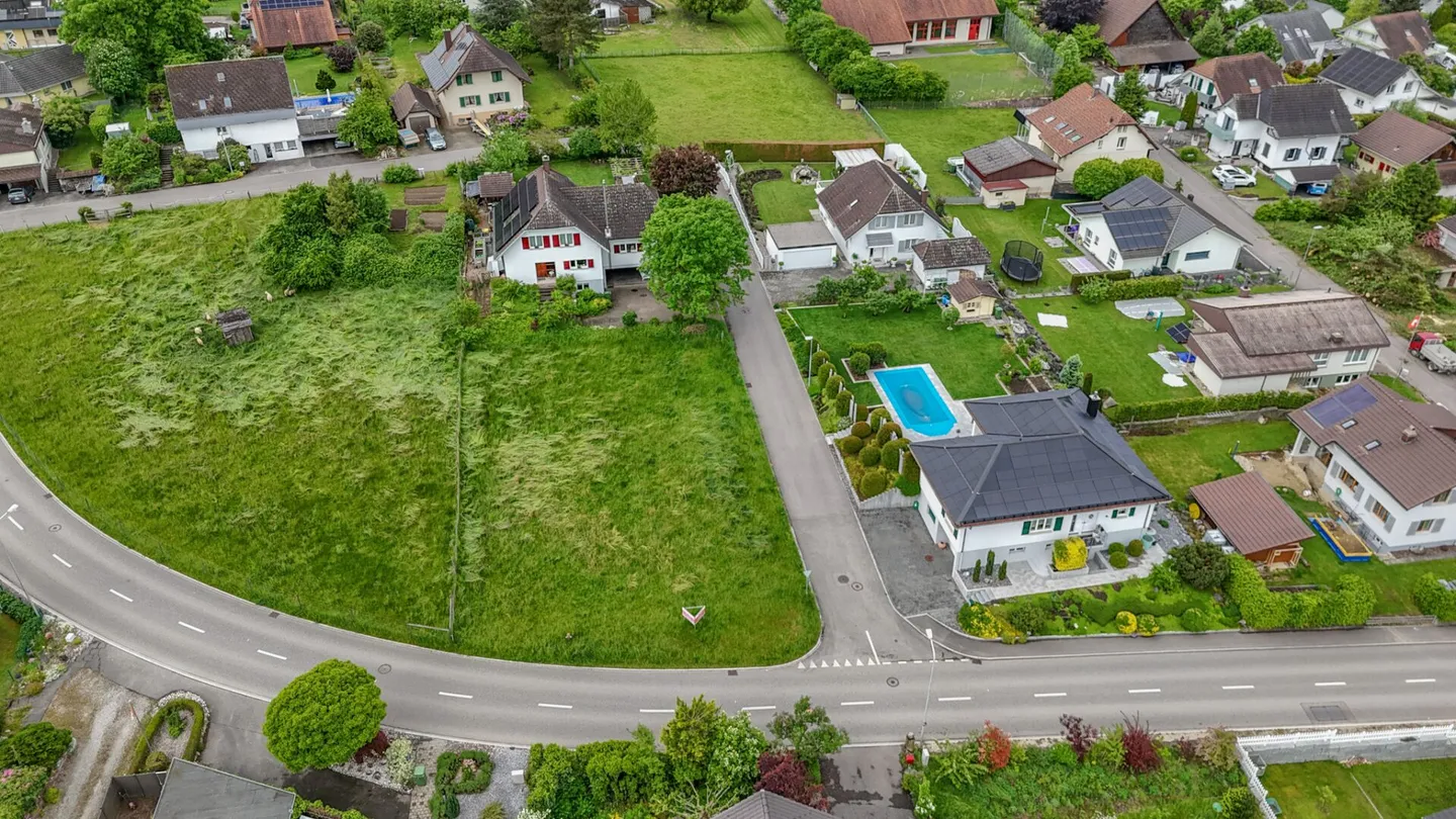Terreno di 893 m² con impegno architettonico per casa trifamiliare - Foto 3 di 6