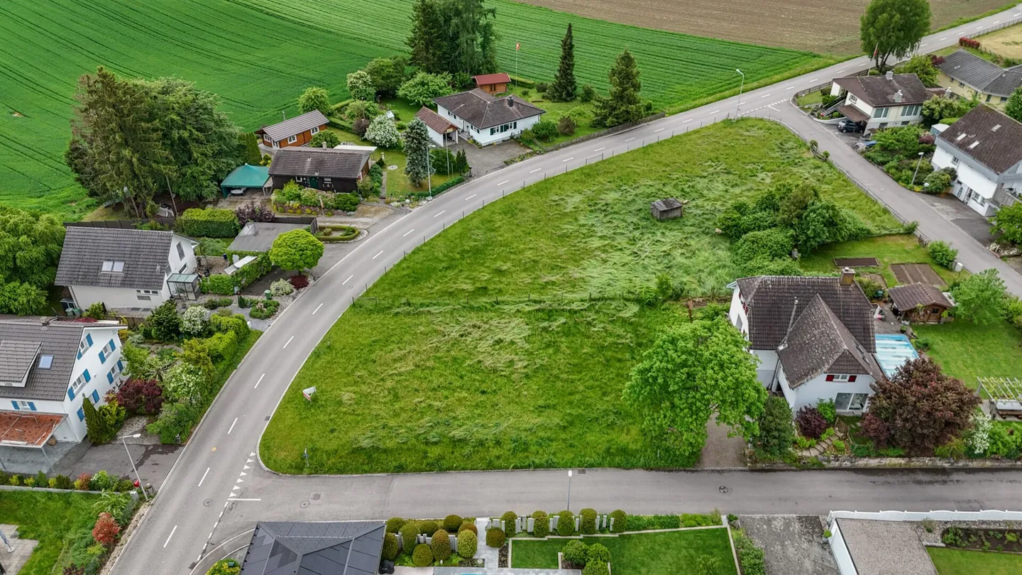 Terreno di 893 m² con impegno architettonico per casa trifamiliare - Foto 4 di 6