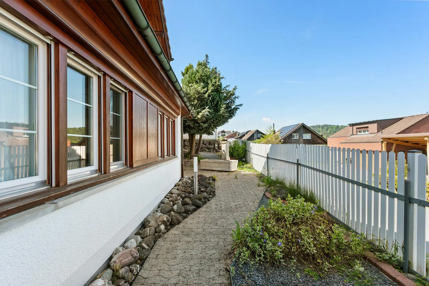 Sonnenverwöhnte Oase: Wohnen, Arbeiten, Entspannen unter einem Dach - Foto 2 von 9
