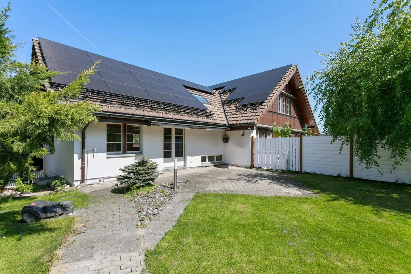 Sonnenverwöhnte Oase: Wohnen, Arbeiten, Entspannen unter einem Dach - Foto 3 von 9