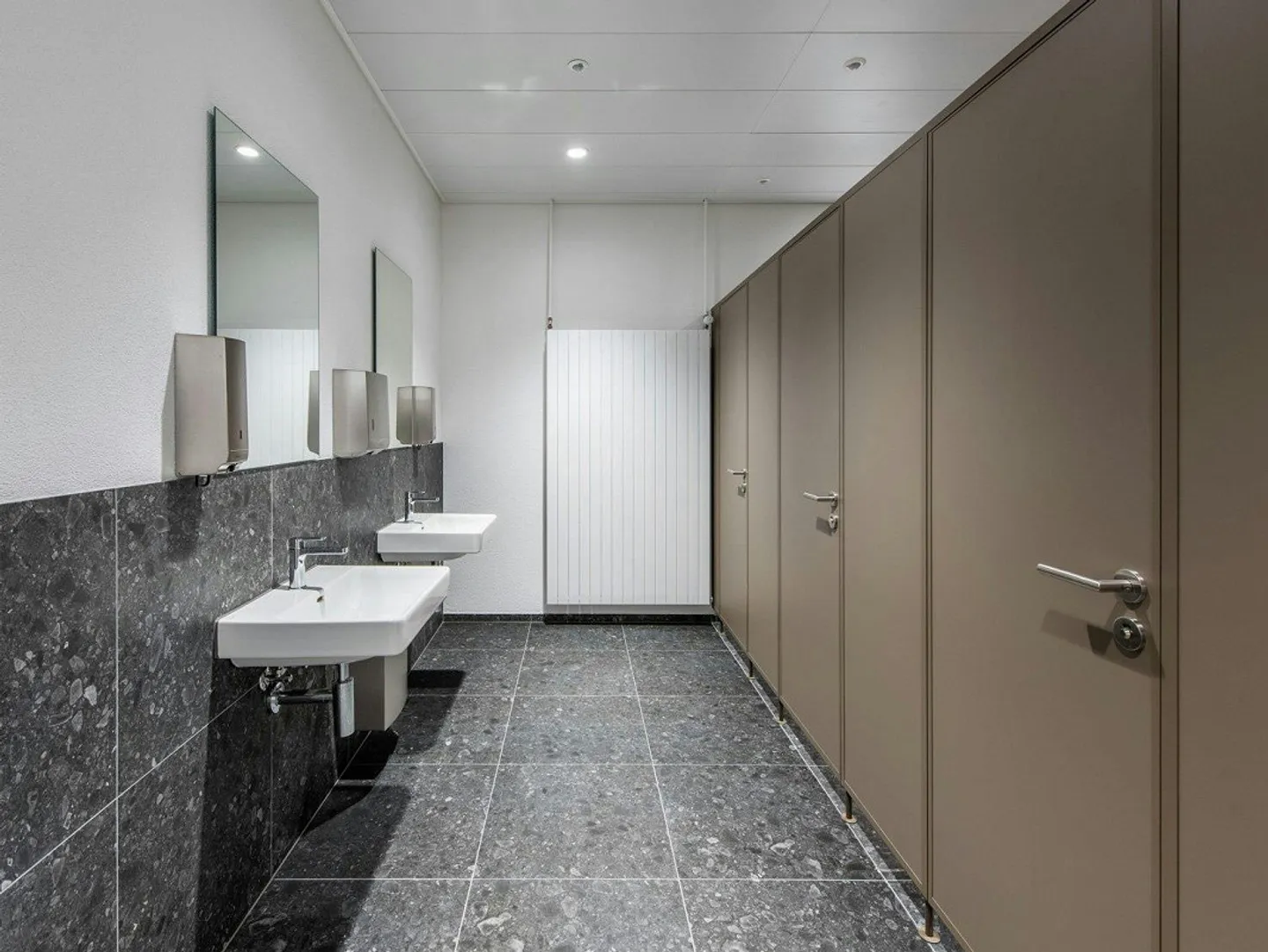 Freshly renovated, bright offices from 60 m² - 250 m² with storage option - Photo 4 of 13