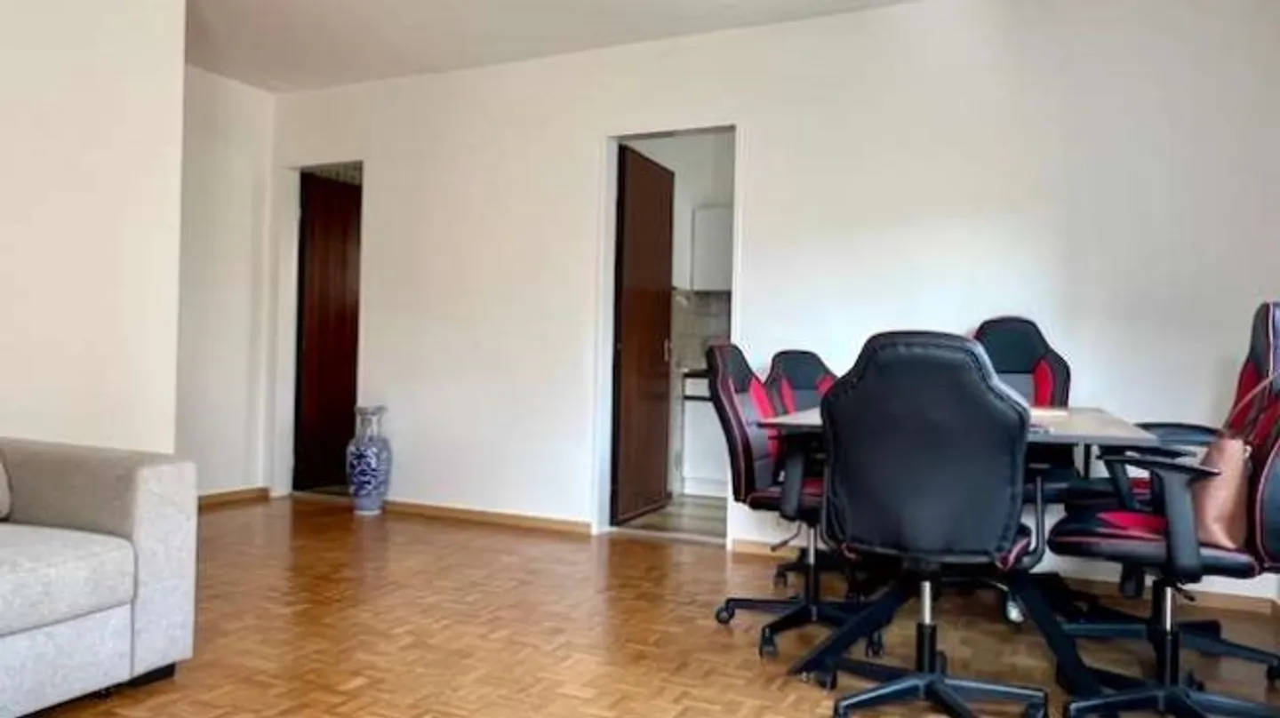 Comfortable apartment with lake view - Photo 3 of 10