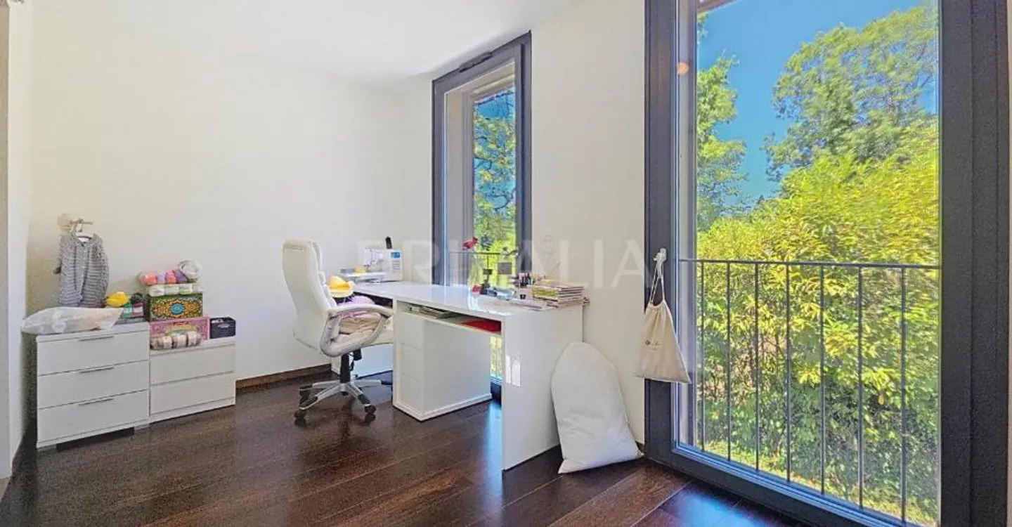 Elegant semi-detached villa with high-end features - Photo 8 of 13