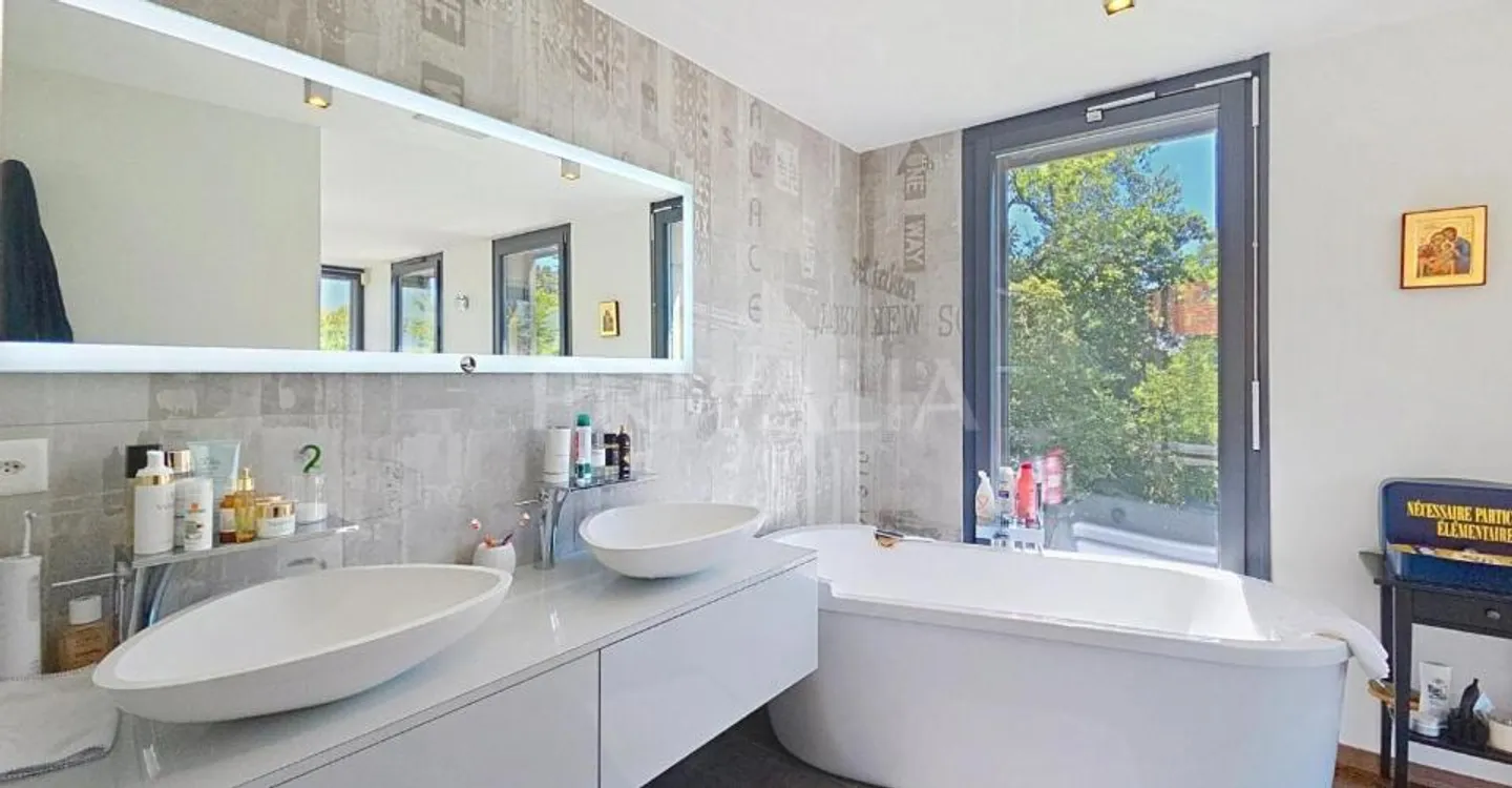 Elegant semi-detached villa with high-end features - Photo 10 of 13