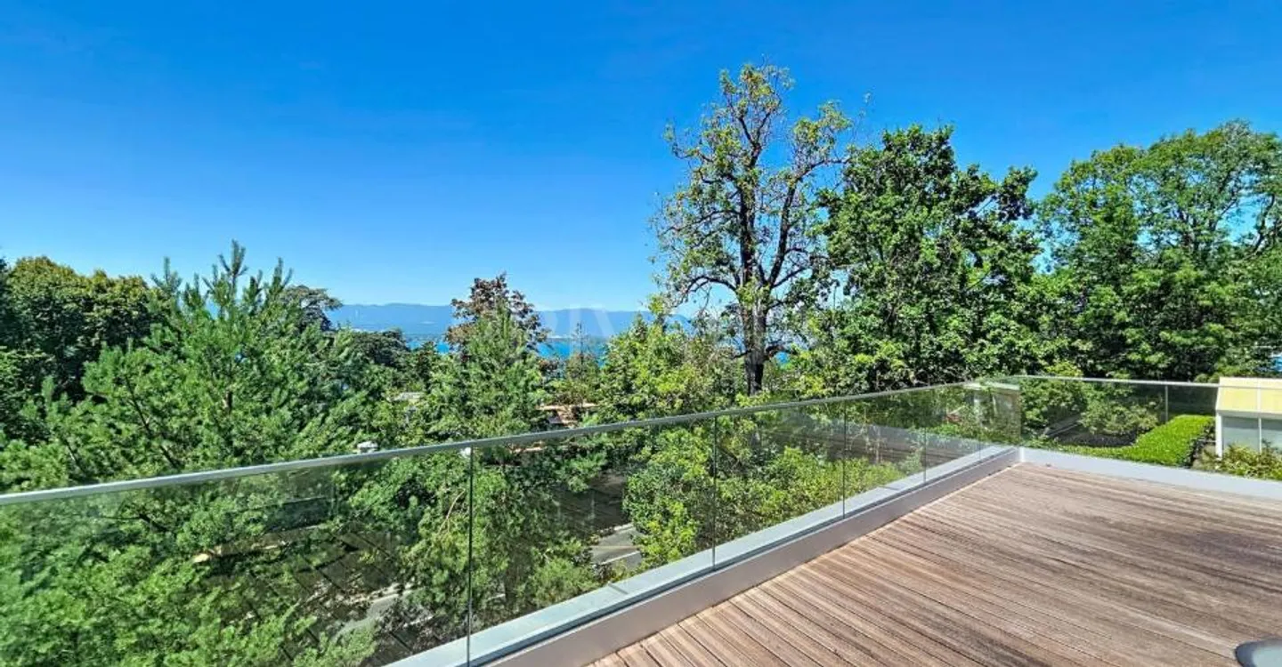 Elegant semi-detached villa with high-end features - Photo 11 of 13