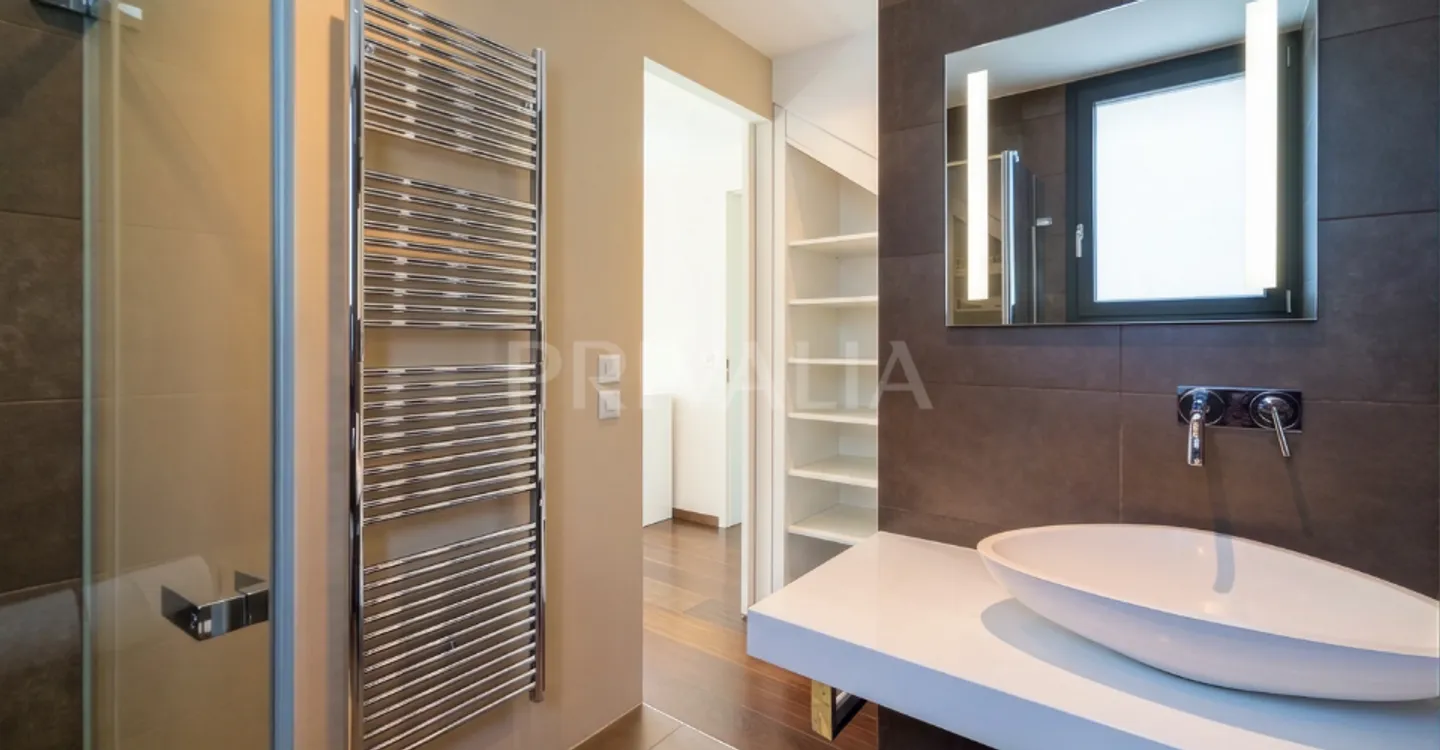 Elegant semi-detached villa with high-end features - Photo 5 of 13