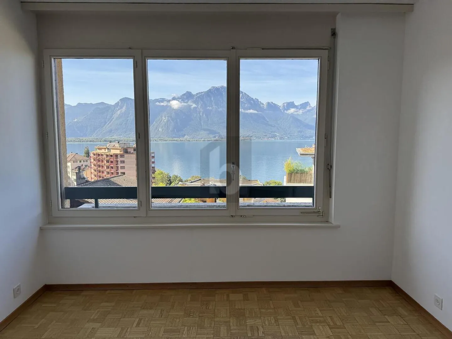 APPARTAMENTO LUMINOSO CON VISTA MOZZAFIATO SU LAGO E MONTAGNE - Foto 4 di 5