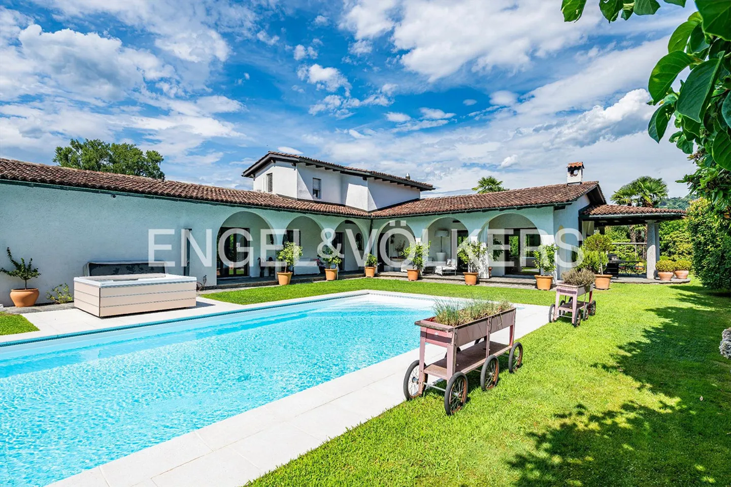 Exclusive country house with pool in the first row by the lake - Photo 1 of 13