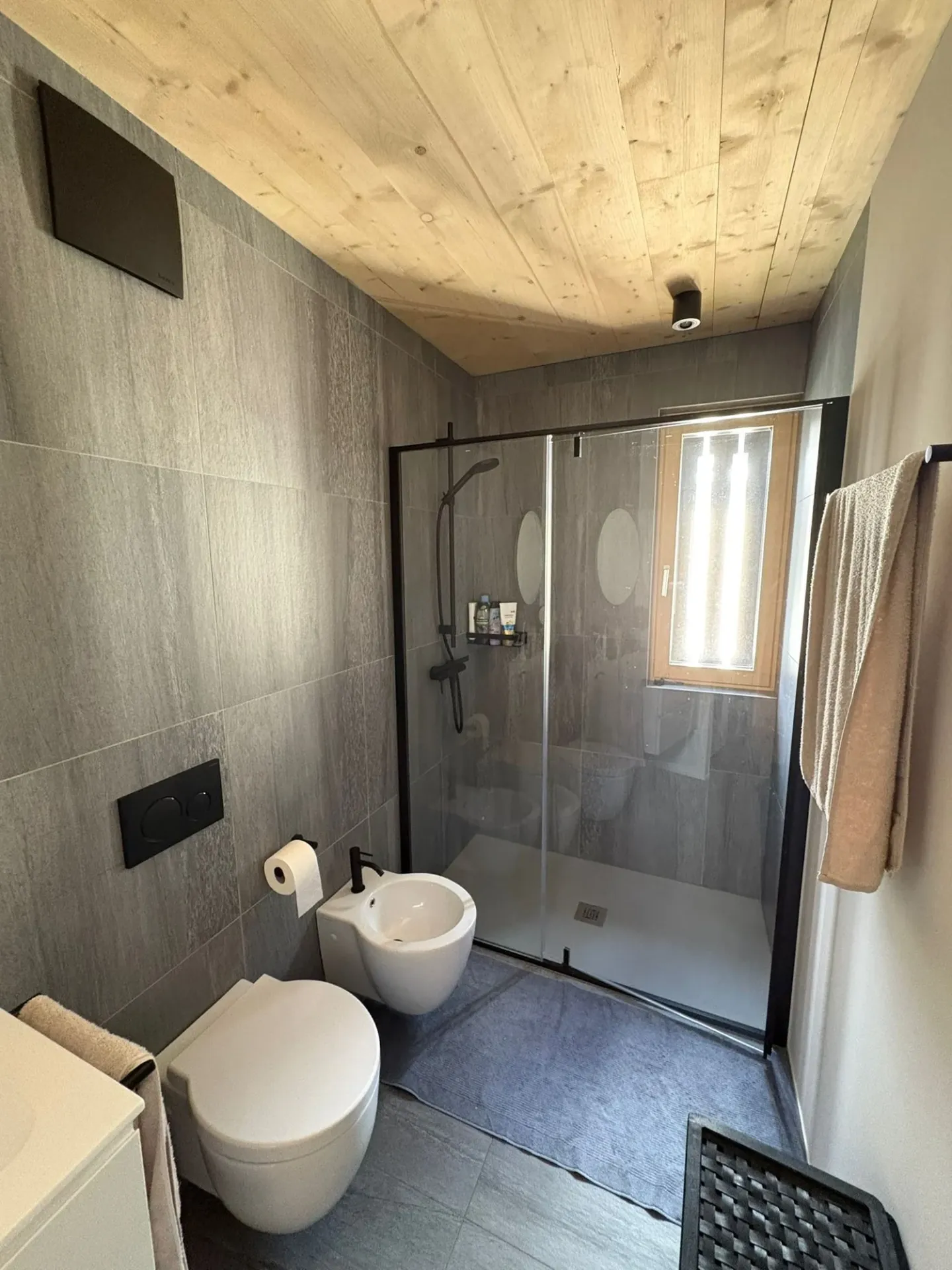 Appartement moderne et lumineux, avec terrasse, à Cama - Photo 8 sur 13