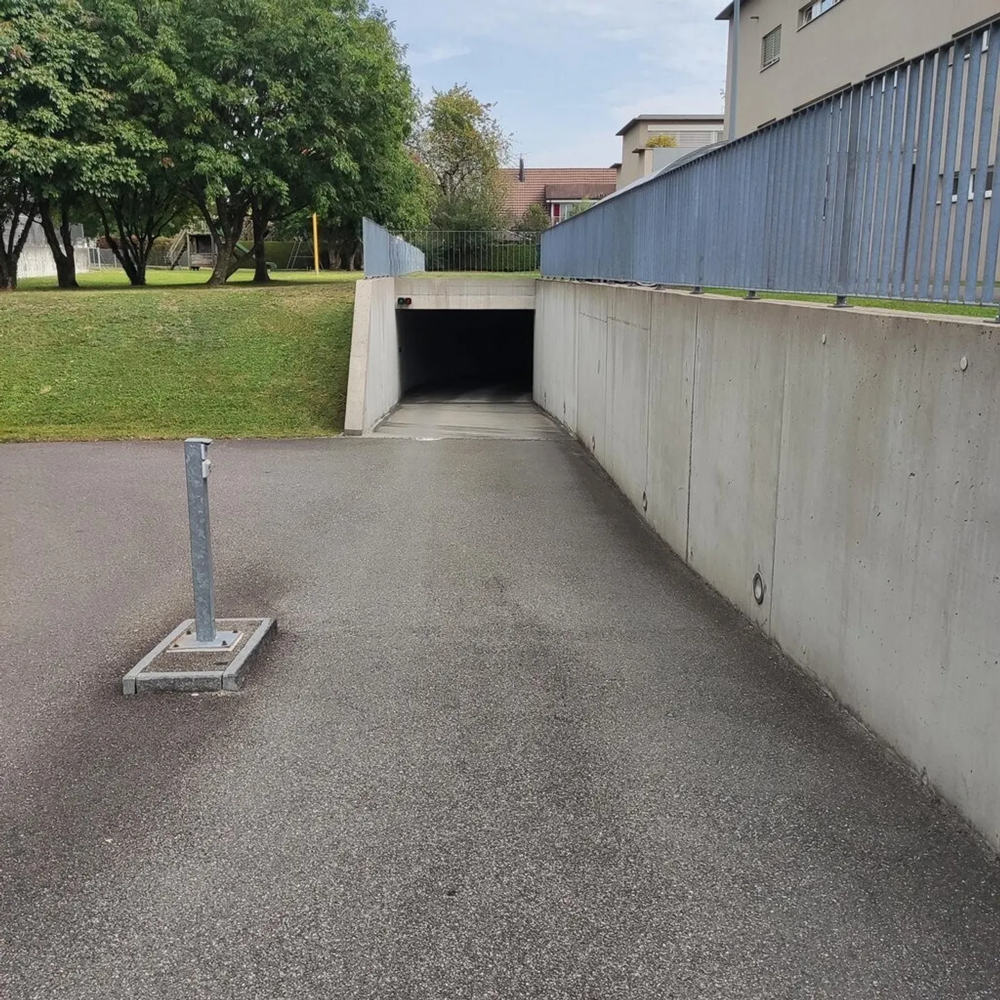Une voiture sans place de parking ? Nous avons la solution... - Photo 3 sur 5