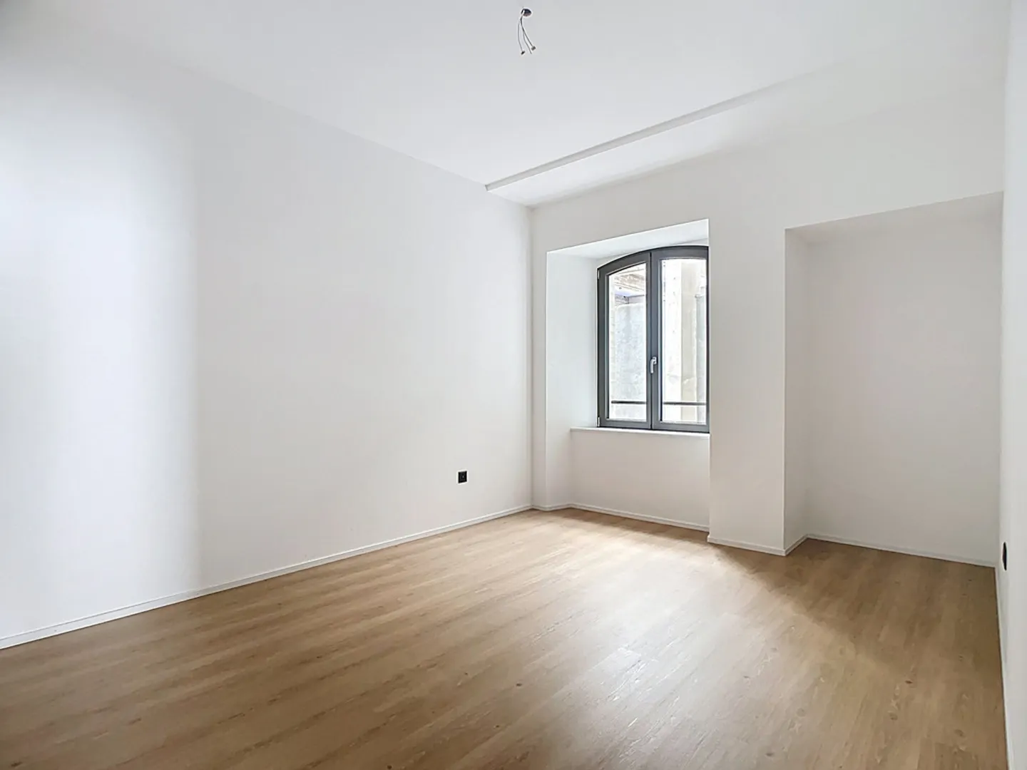 2.5-Room Half-Timbered Apartment with Balcony - Photo 4 of 12