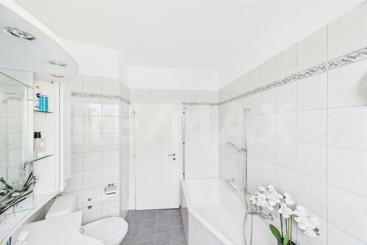 4-room apartment: central, beautiful terrace and just steps from the lake! - Photo 7 of 10