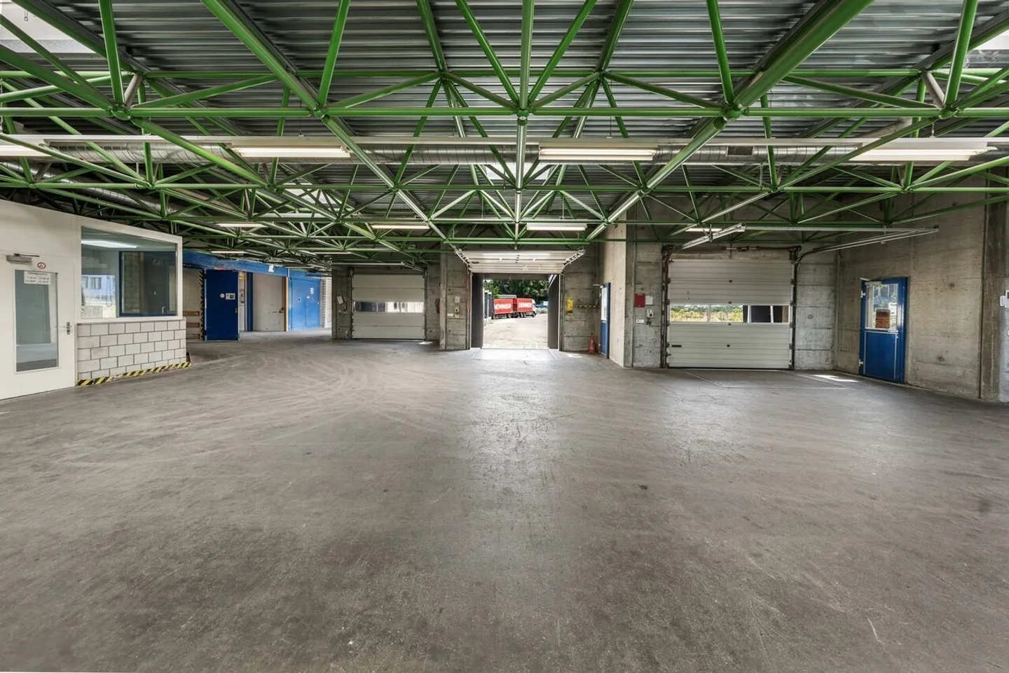 «Grosszügige Gewerbeflächen inkl. praktischen Laderampen in Schmitten FR» - Foto 5 von 12