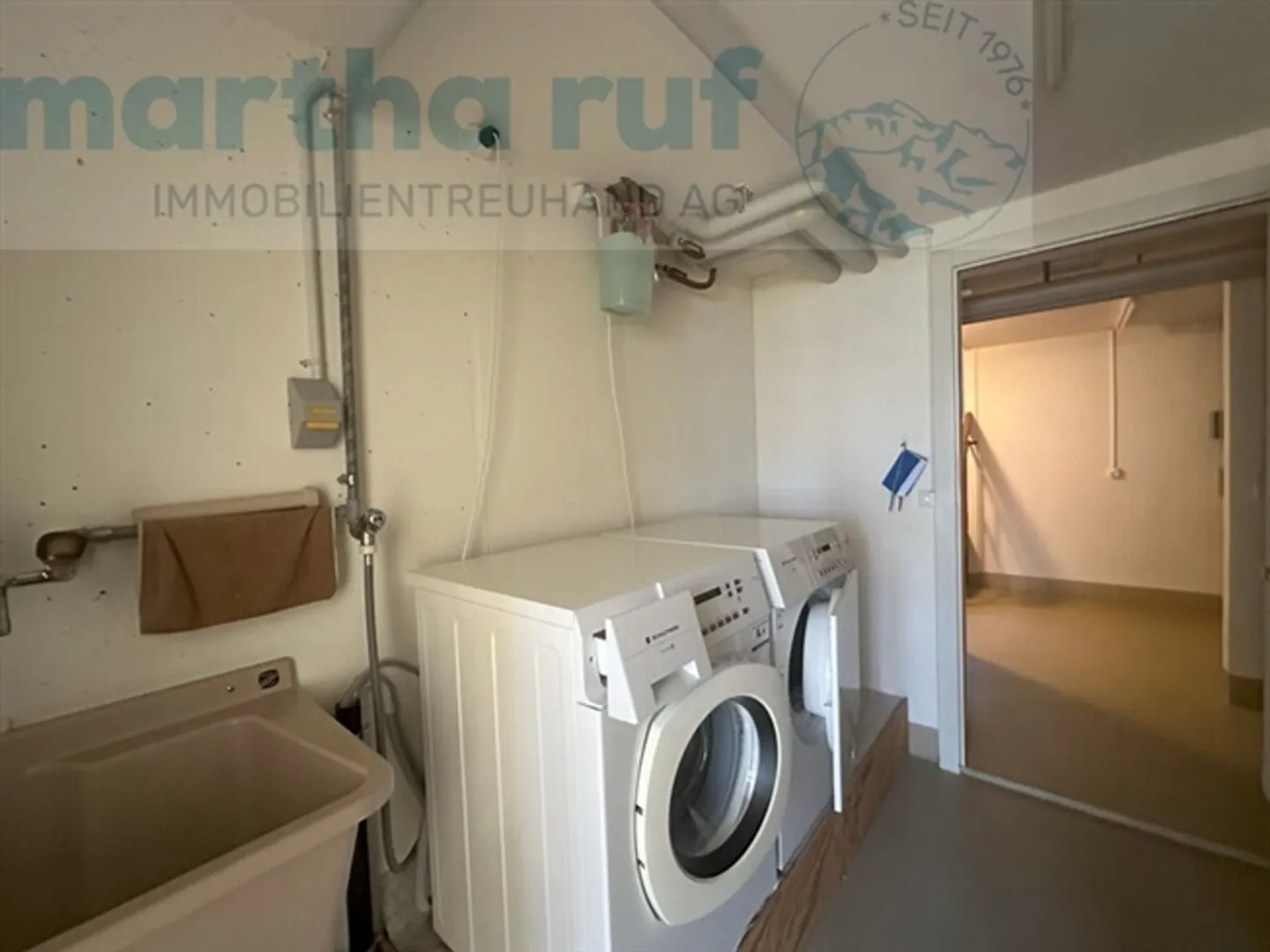 3.5-Room Penthouse with Stunning Panoramic View of Lake and Mountains - Photo 13 of 15