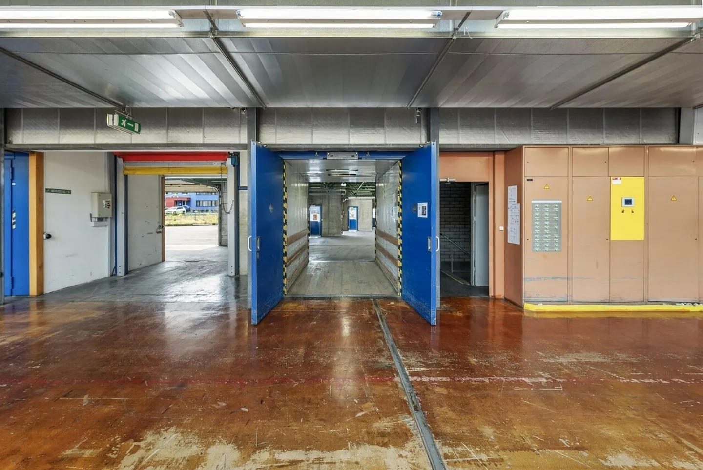 «Grosszügige Gewerbeflächen inkl. praktischen Laderampen in Schmitten FR» - Foto 6 von 12