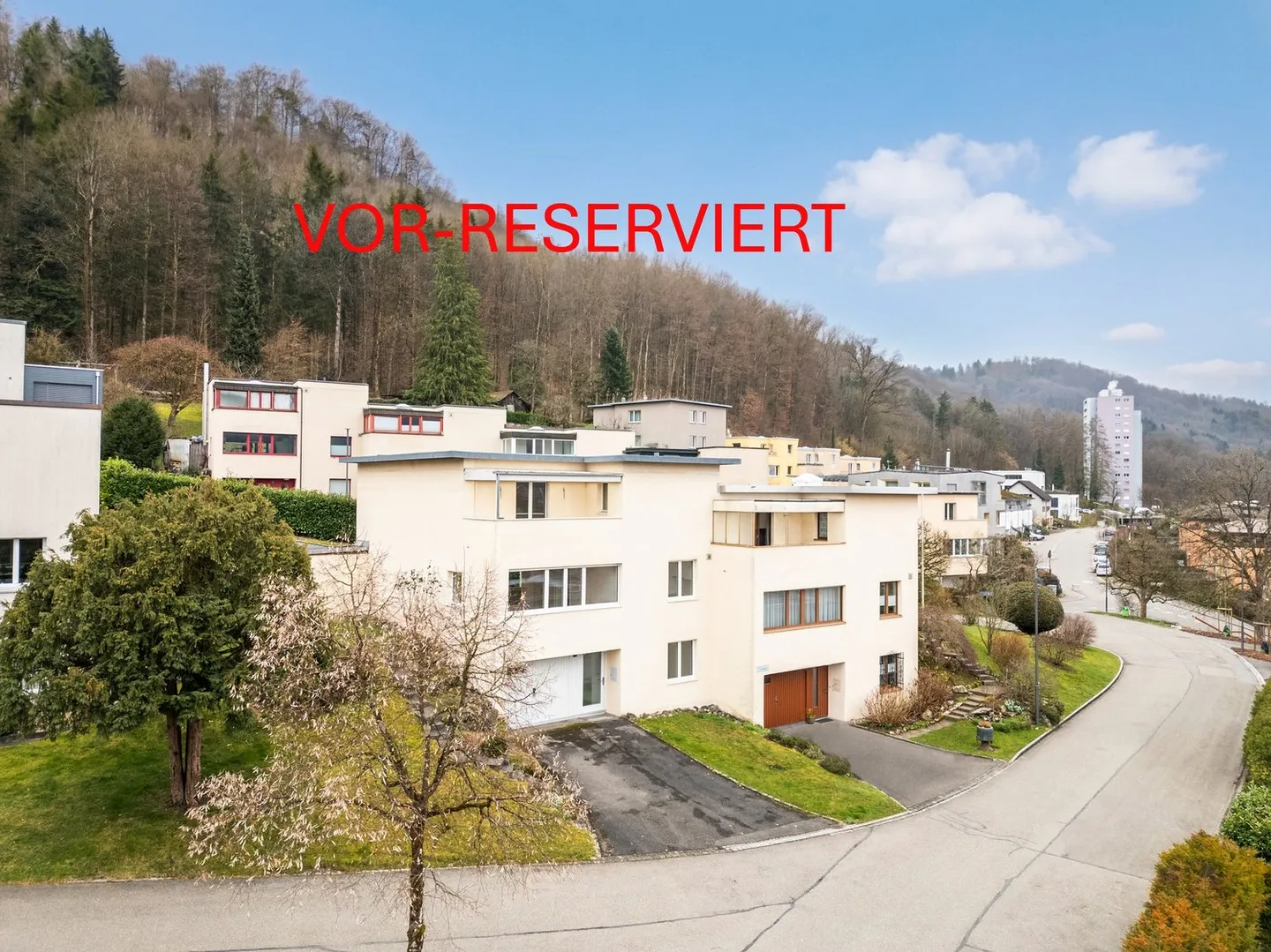 Spaziosa casa familiare a schiera di 5,5 stanze con giardino e molto comfort abitativo - Foto 1 di 12