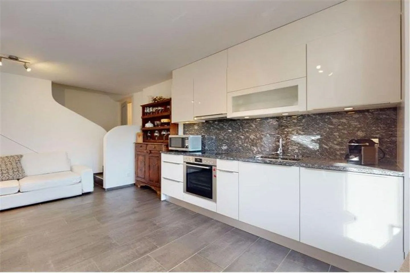 Casa con giardino e 4 posteggi - Foto 8 di 13