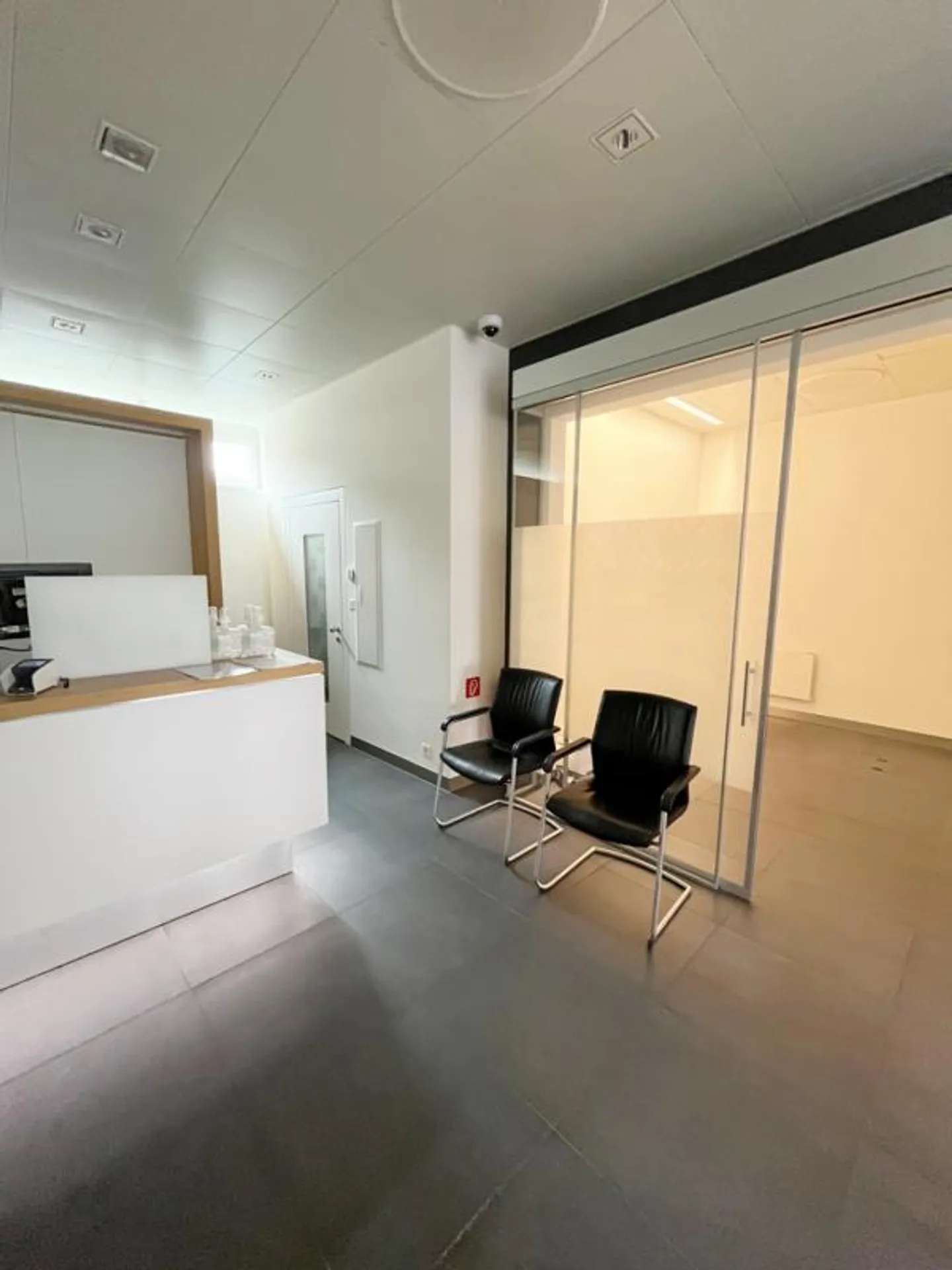 In una posizione ideale - proprio accanto alla stazione! - Foto 2 di 5