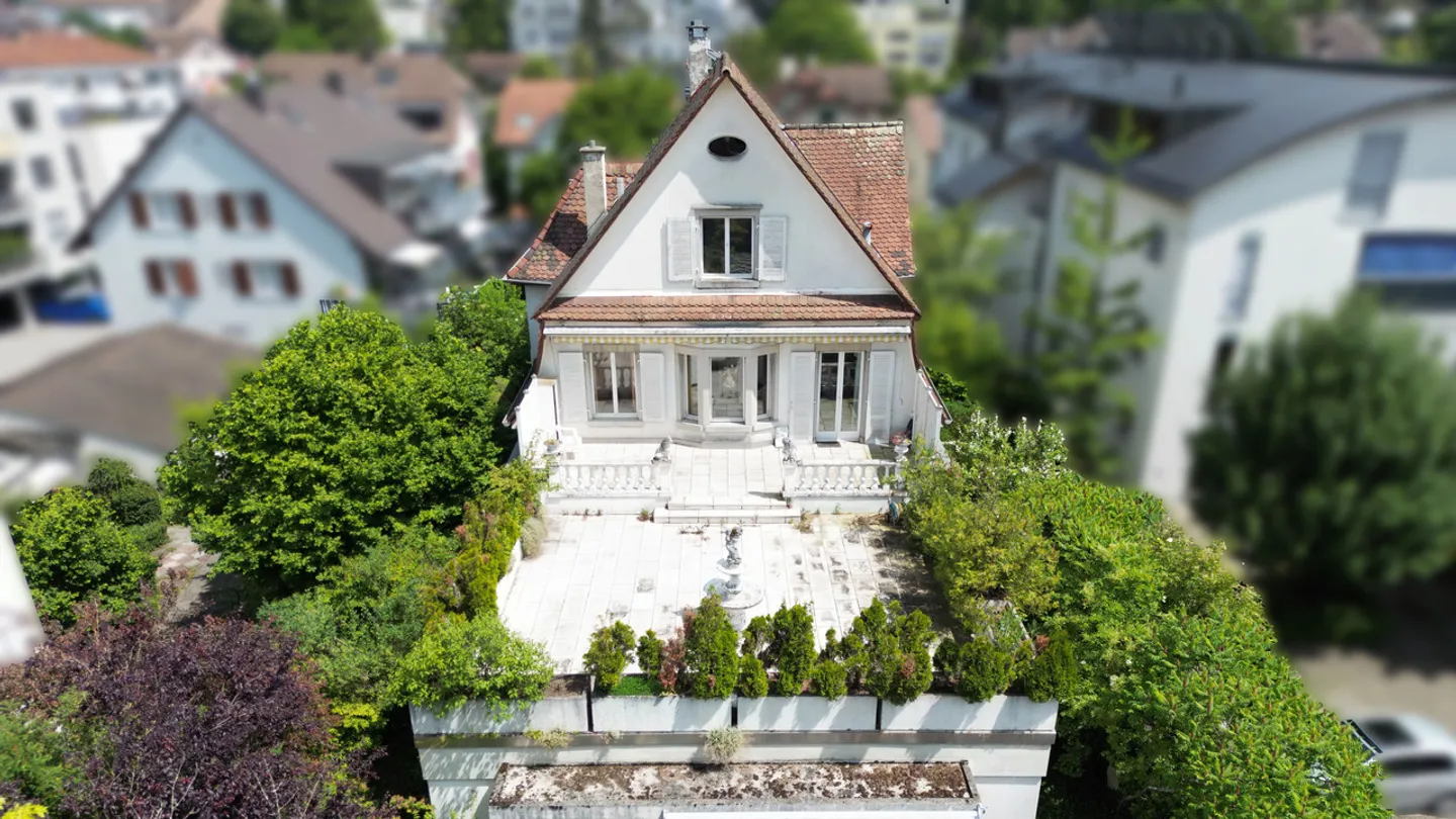 Villa con studio medico e piscina in posizione privilegiata - Foto 13 di 29