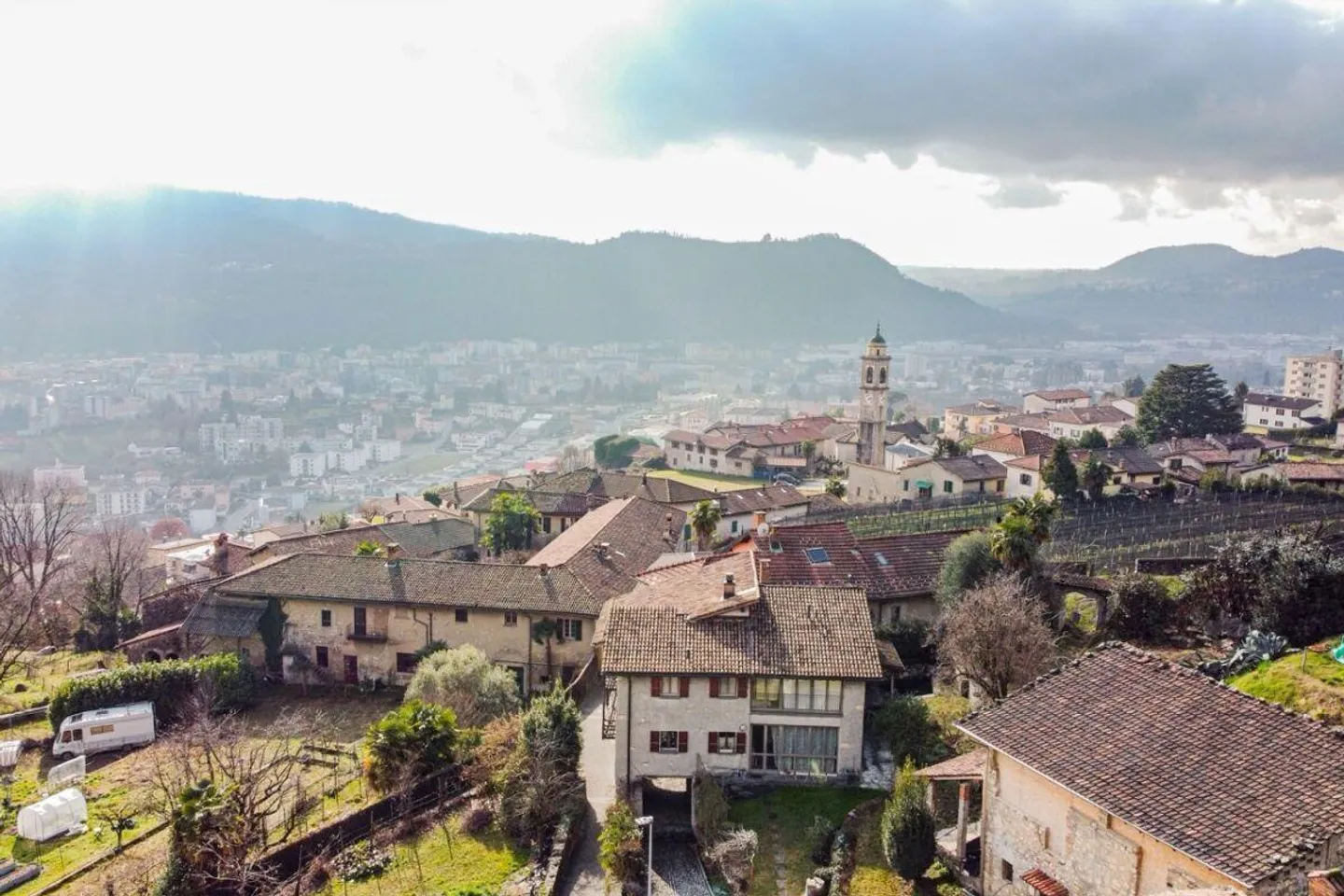 Villa con architettura iconica, vista panoramica - Foto 1 di 21