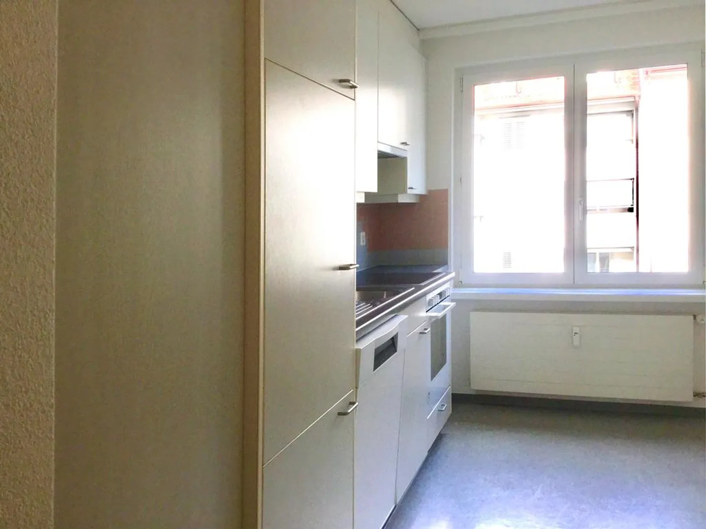 Appartement de 3 pièces dans le quartier animé 4 - Photo 2 sur 8