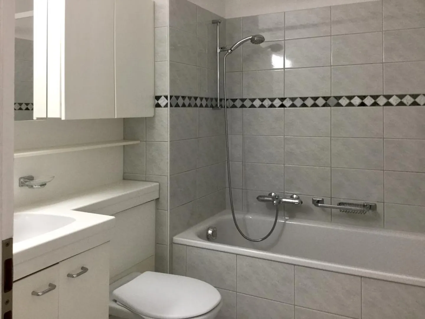 Appartement de 3 pièces dans le quartier animé 4 - Photo 3 sur 8