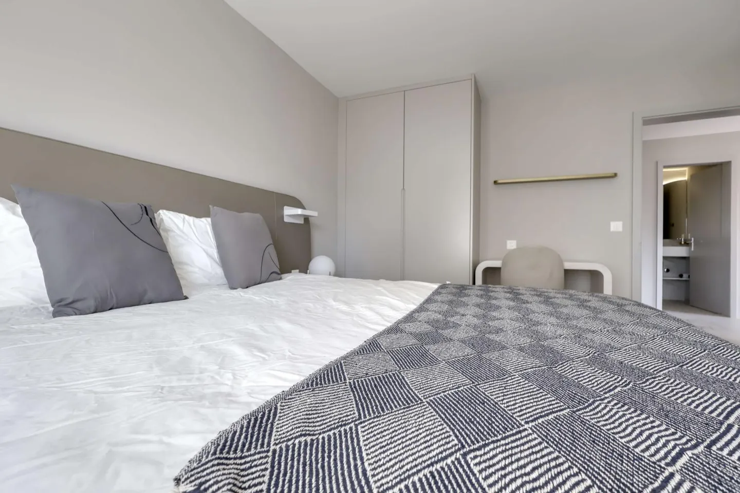 Modern co-living between the lake, the city, and your career in Baar - Photo 4 of 10