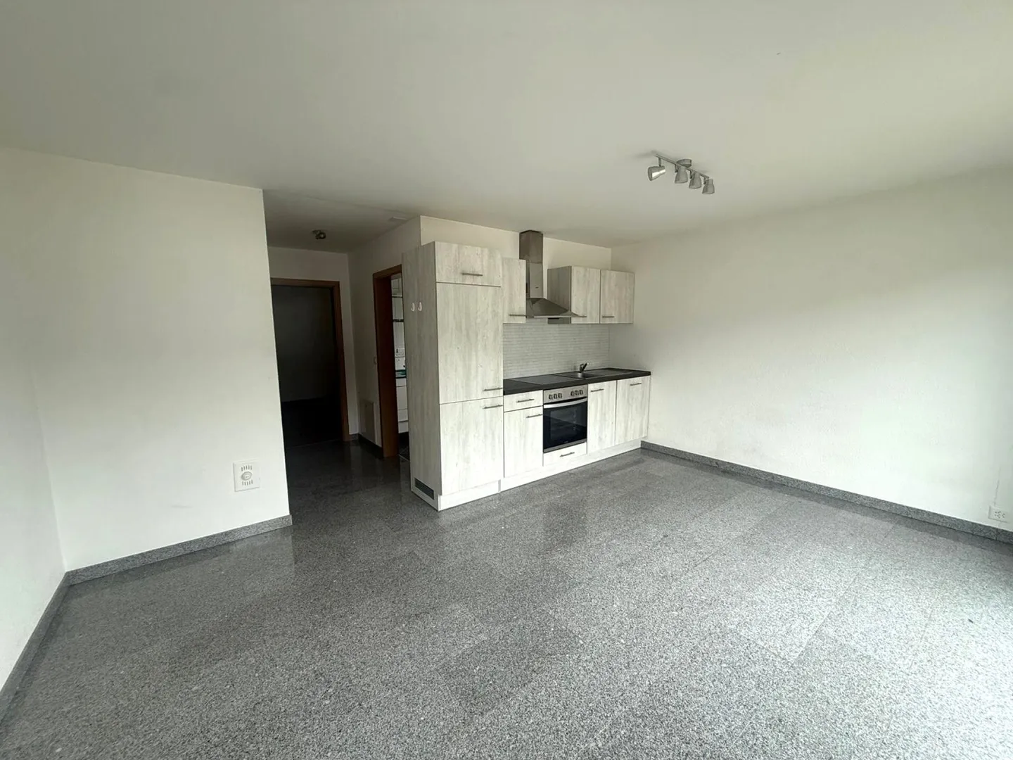 St-Imier, schöne 2,5-Zimmer-Wohnung mit Terrasse, Garage, Garten - Foto 3 von 10