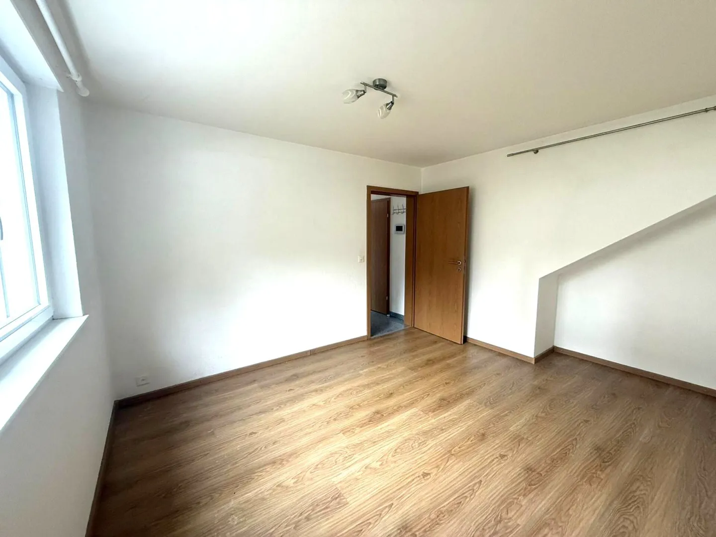 St-Imier, schöne 2,5-Zimmer-Wohnung mit Terrasse, Garage, Garten - Foto 6 von 10