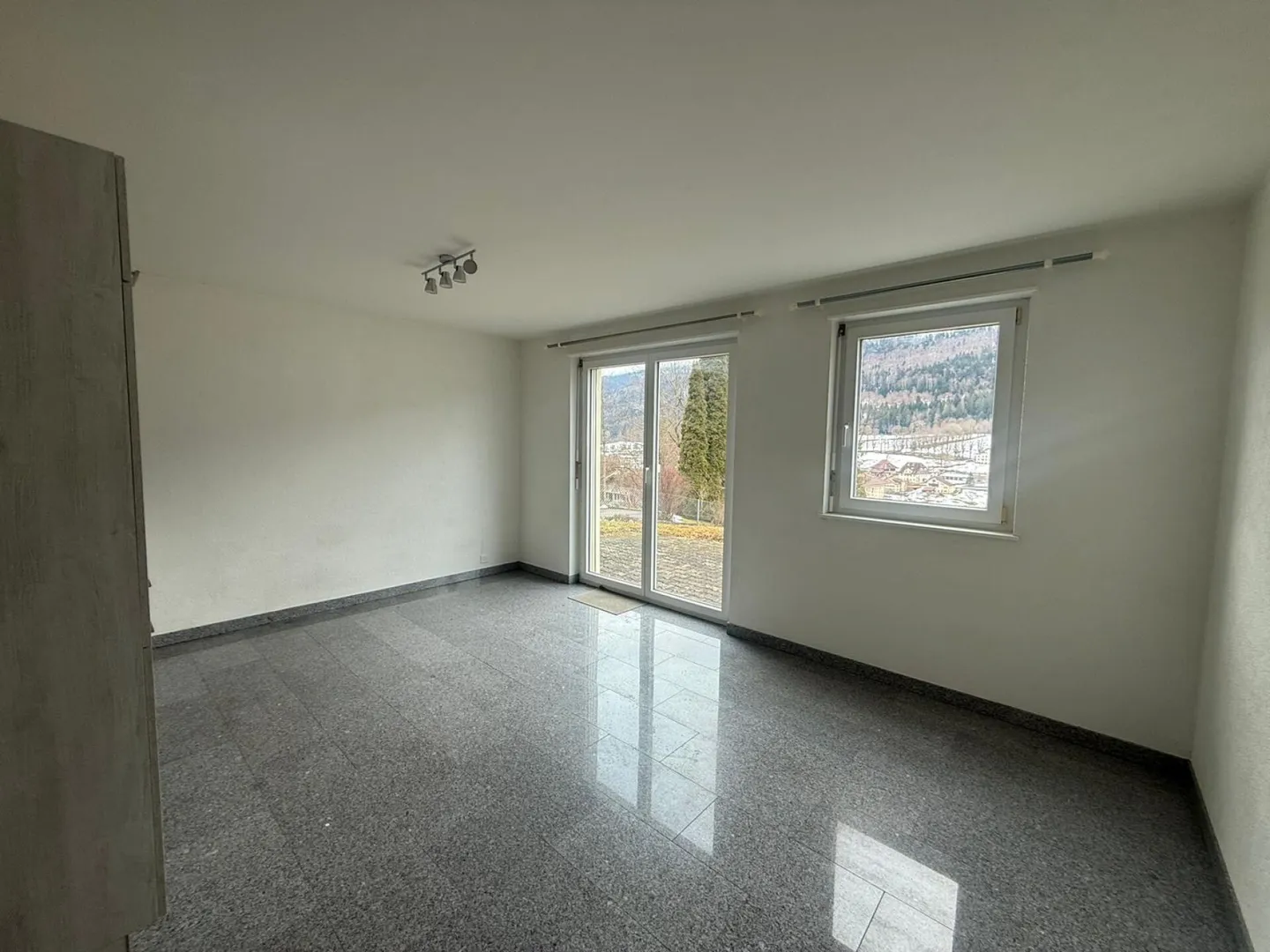 St-Imier, schöne 2,5-Zimmer-Wohnung mit Terrasse, Garage, Garten - Foto 4 von 10