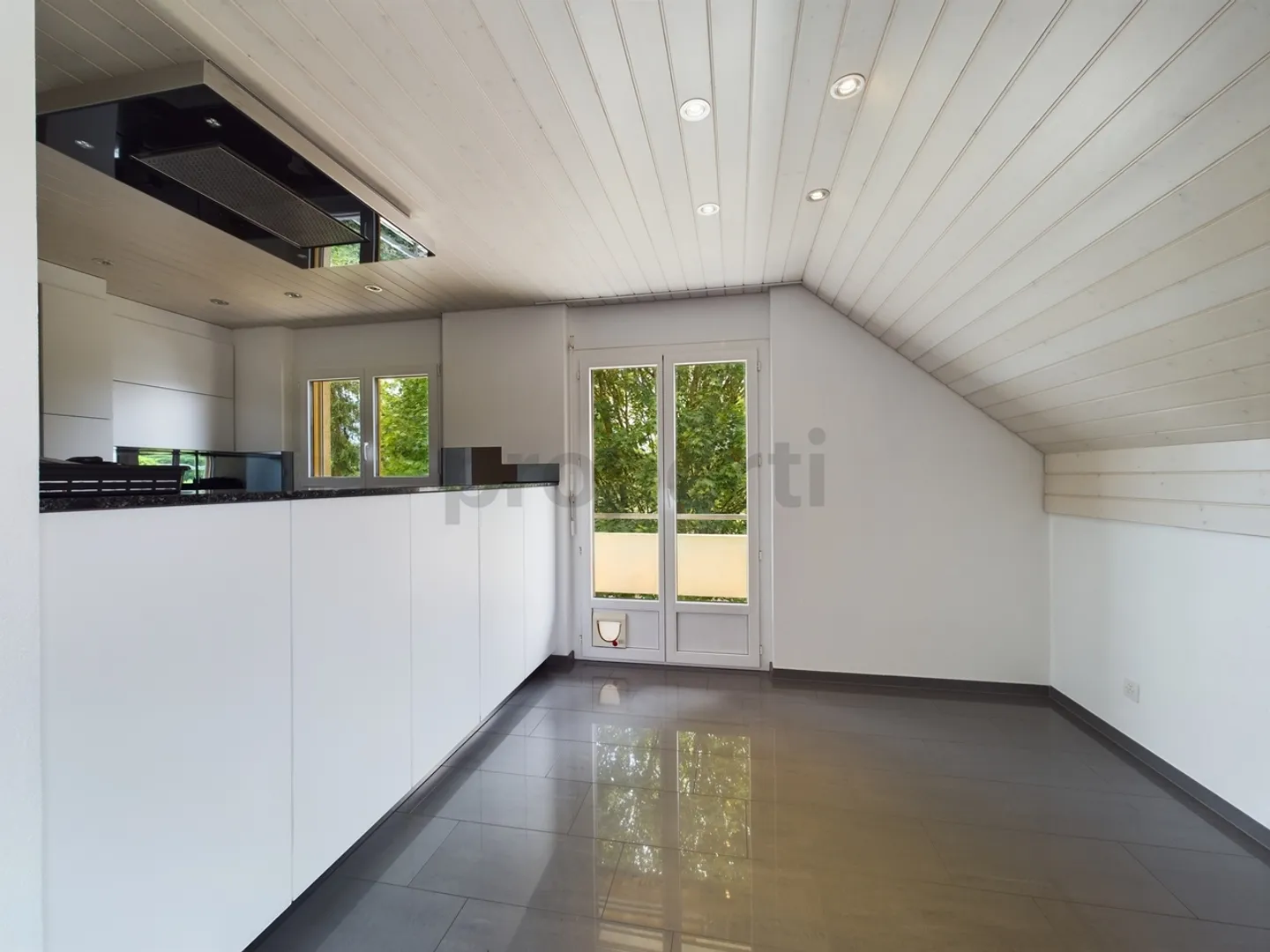 Apartment for rent - Photo 2 of 12