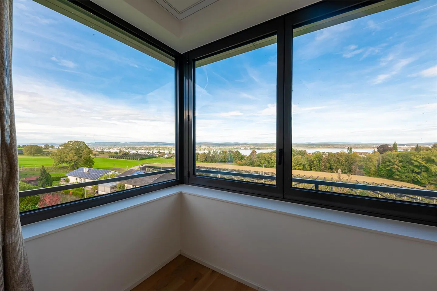 3.5 Room Apartment with Panoramic Lake View - Photo 2 of 10