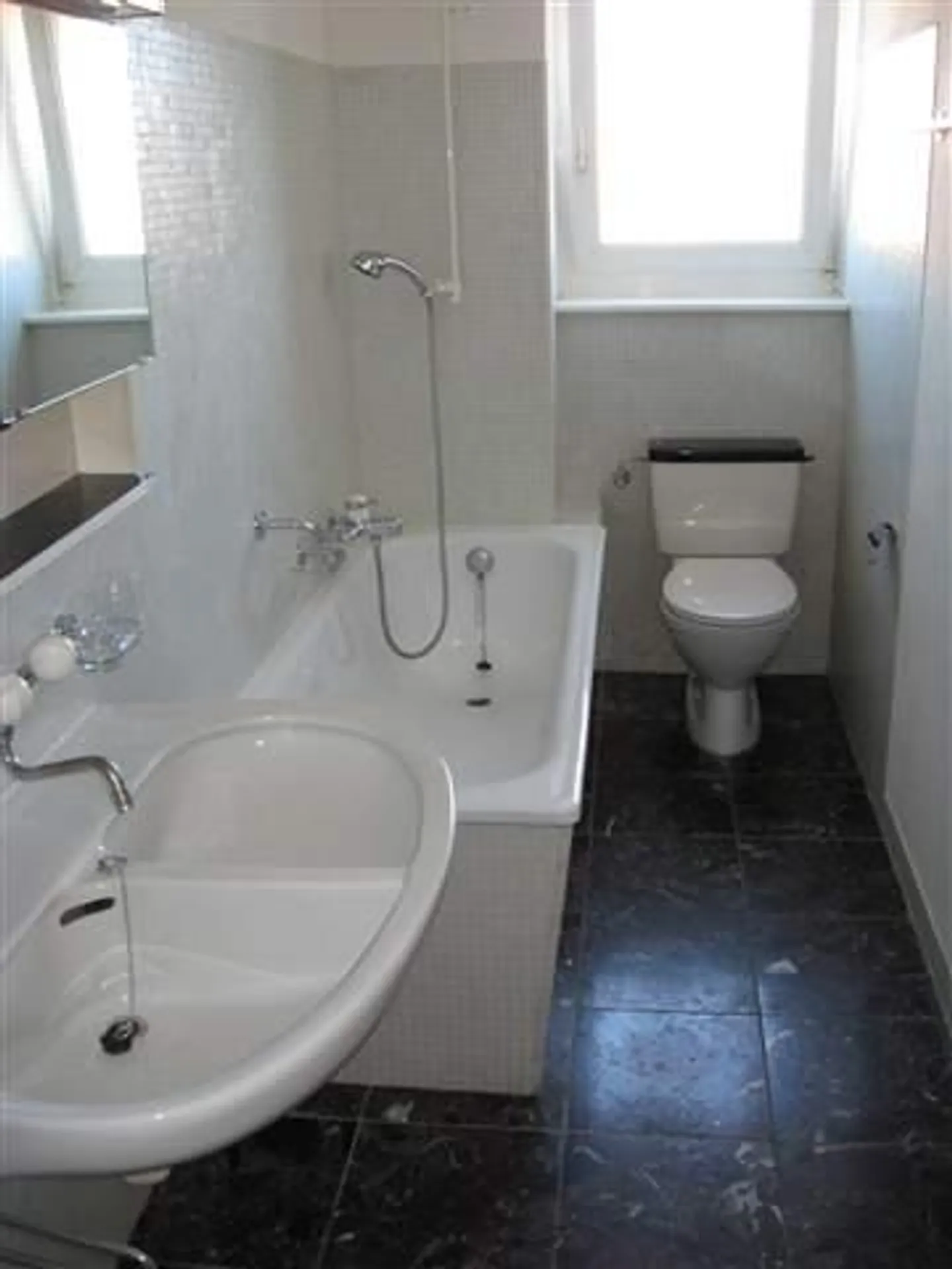 Near Spisertor, large, bright 2.5 room apartment - Photo 4 of 10