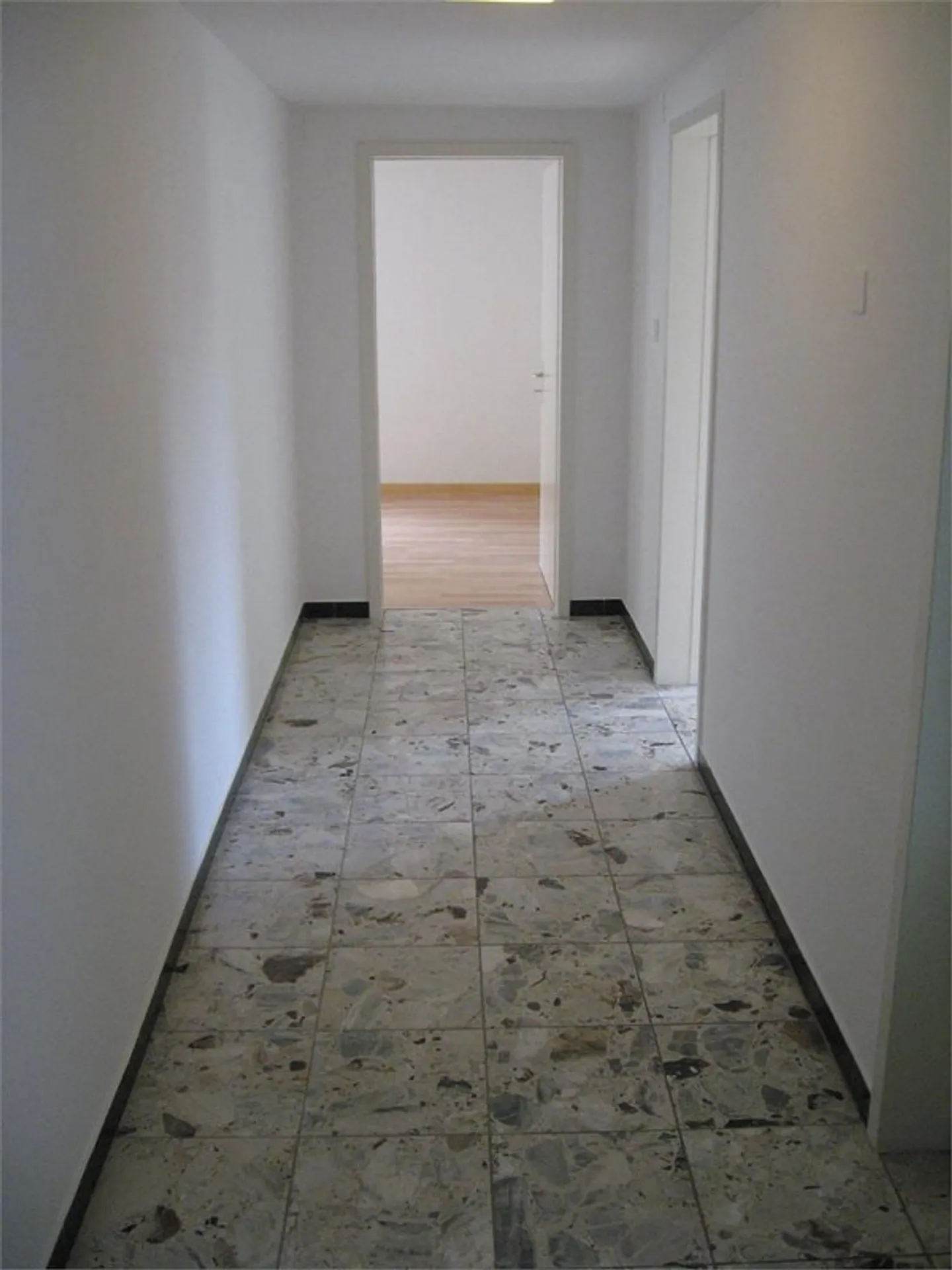 Near Spisertor, large, bright 2.5 room apartment - Photo 5 of 10