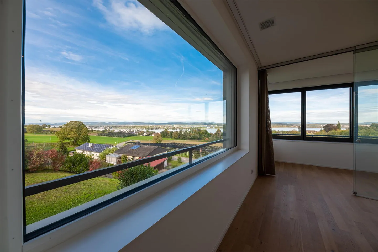 3.5 Room Apartment with Panoramic Lake View - Photo 3 of 10